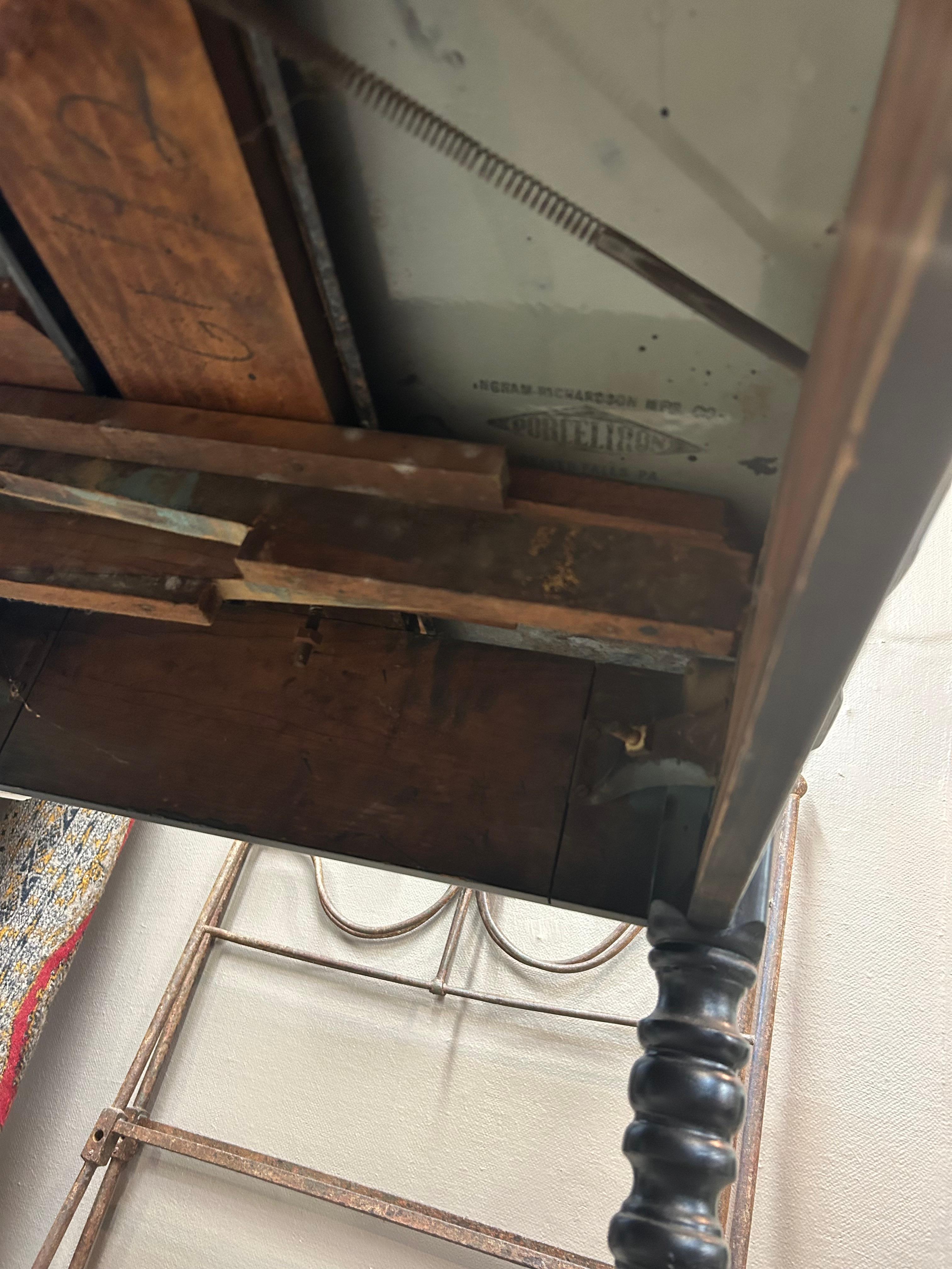 Un tavolo da pranzo vintage con smalto in bianco e nero, molto carino in vendita 3