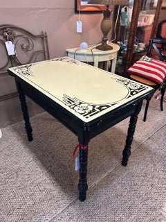 Preciosa mesa de comedor vintage esmaltada en blanco y negro