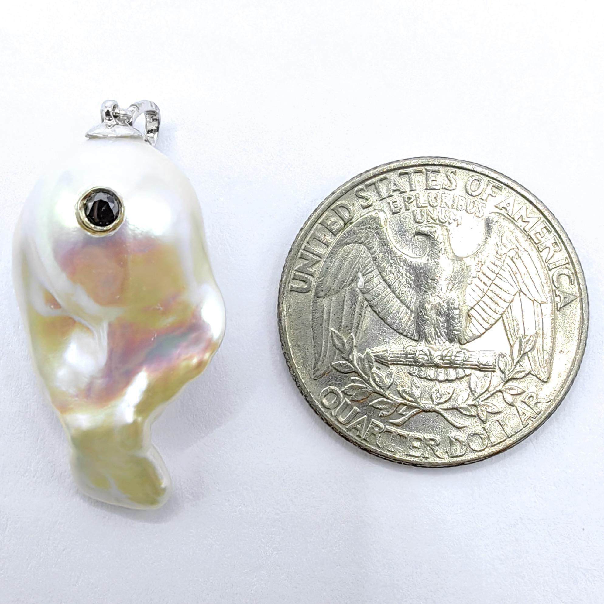 Darling Fish : Pendentif poisson ascendant perle baroque diamant noir or blanc 18K en vente 4