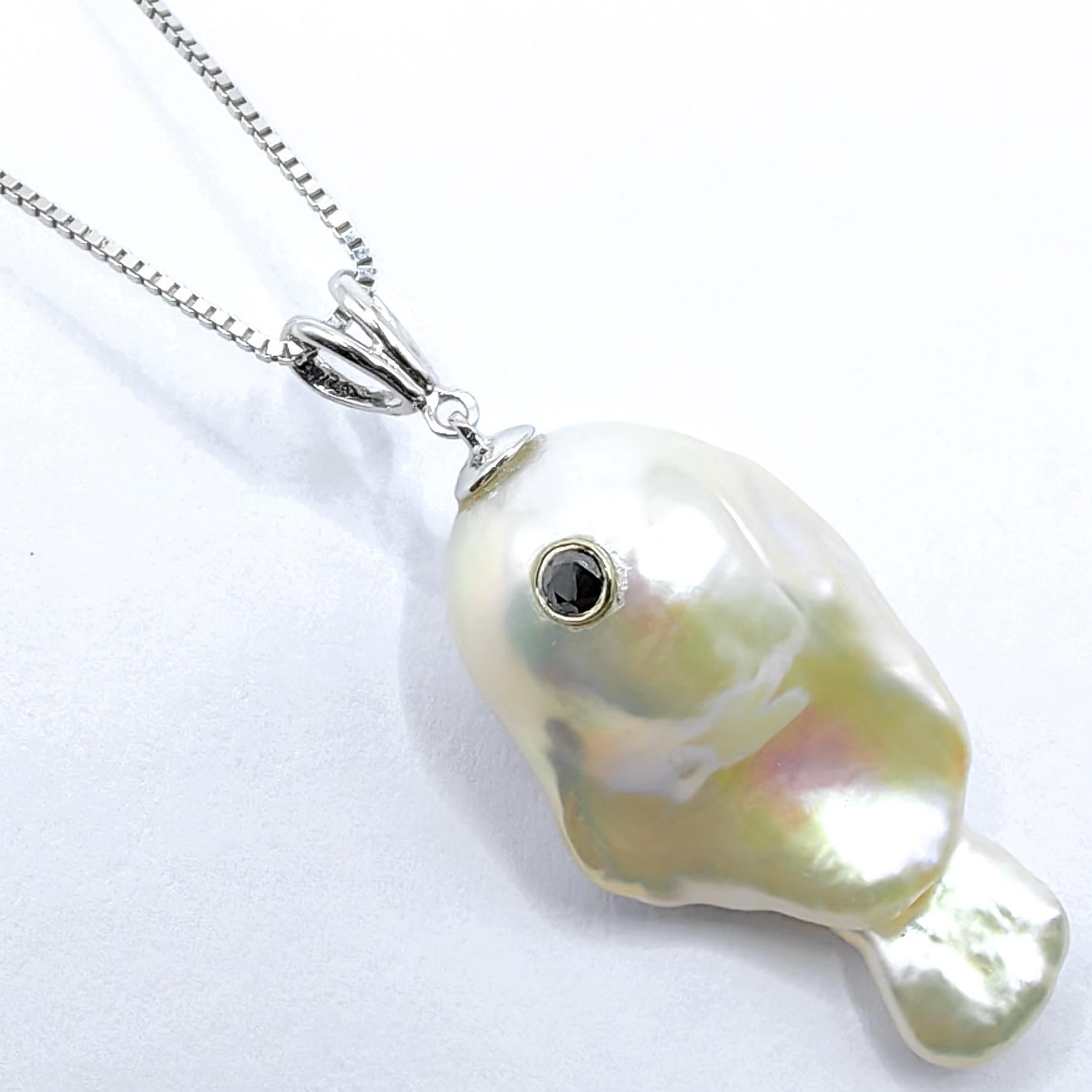 Contemporain Darling Fish : Pendentif poisson ascendant perle baroque diamant noir or blanc 18K en vente