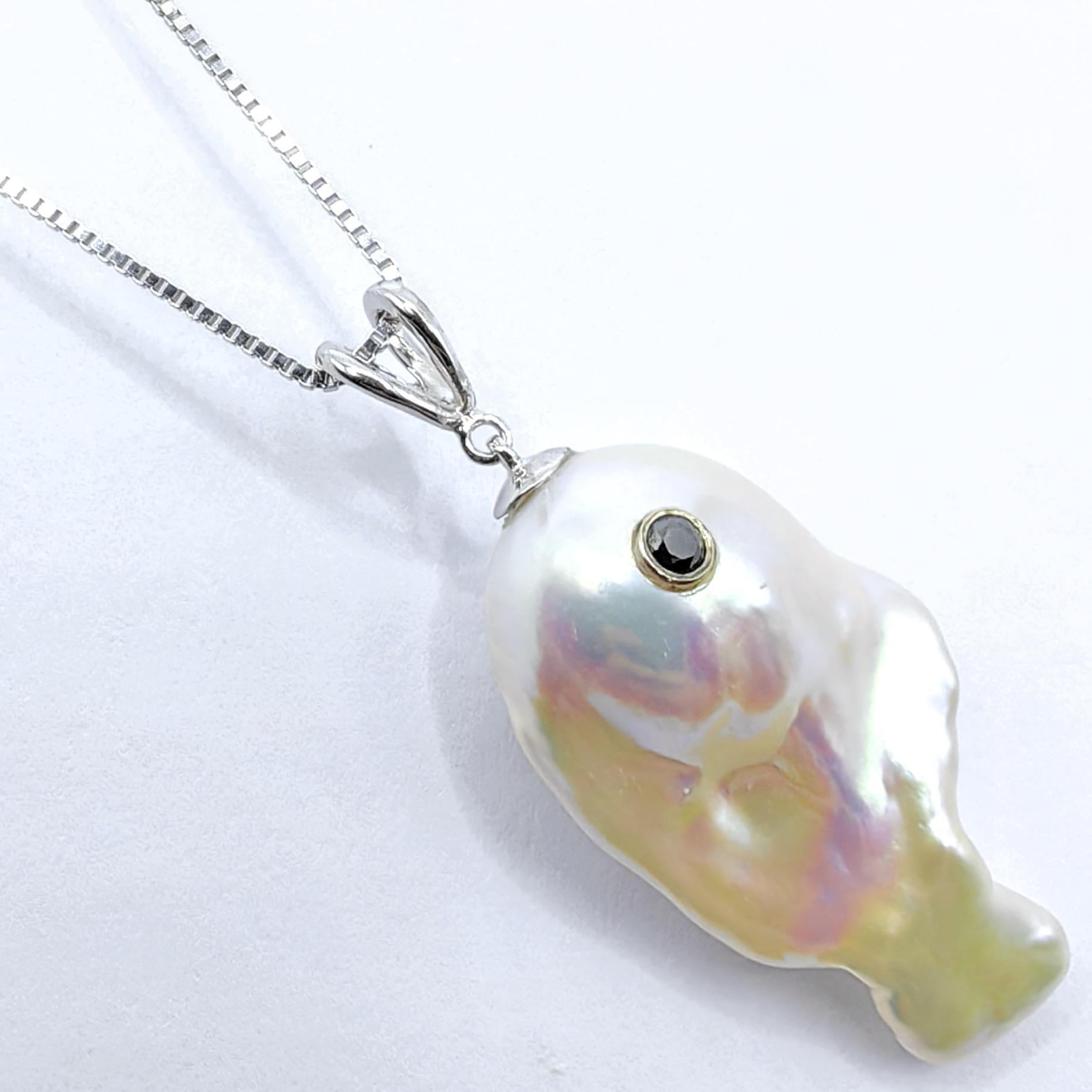 Taille brillant Darling Fish : Pendentif poisson ascendant perle baroque diamant noir or blanc 18K en vente