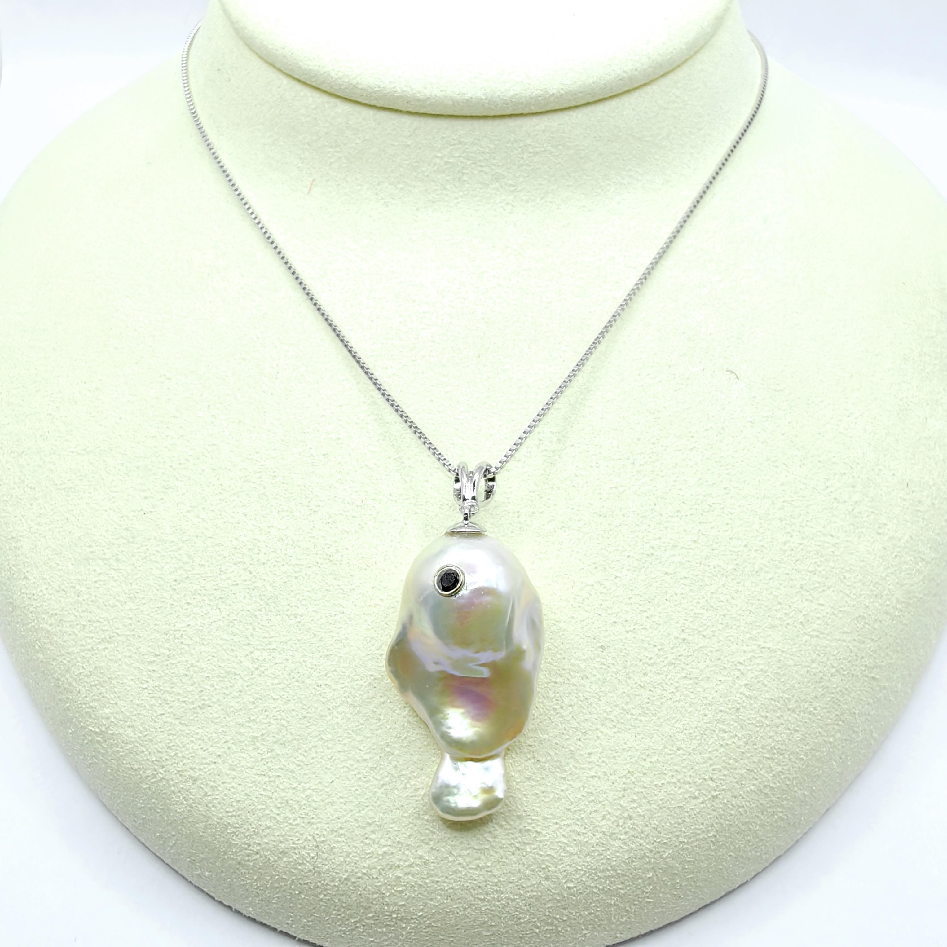 Darling Fish : Pendentif poisson ascendant perle baroque diamant noir or blanc 18K Neuf - En vente à Wan Chai District, HK