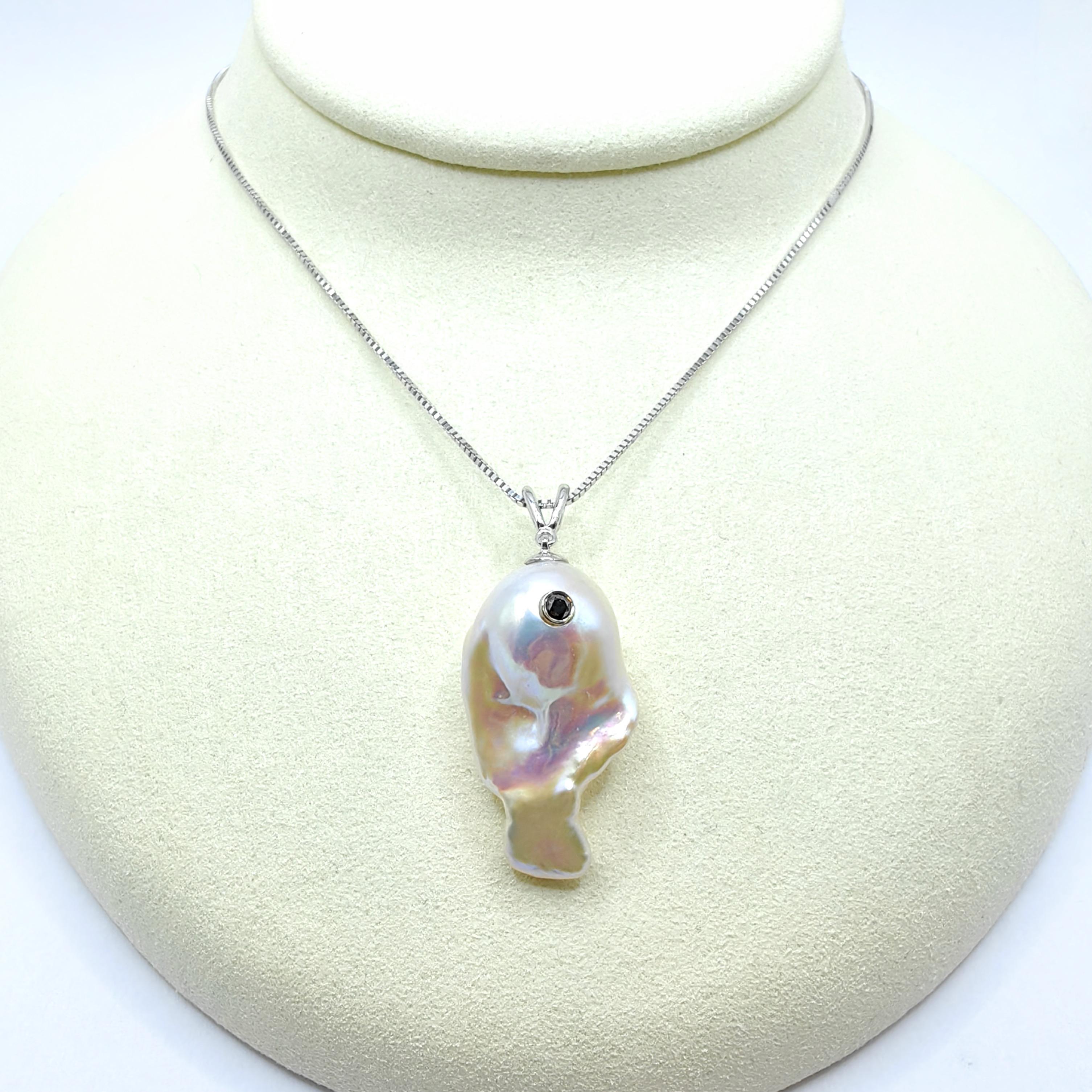 Darling Fish : Pendentif poisson ascendant perle baroque diamant noir or blanc 18K Unisexe en vente