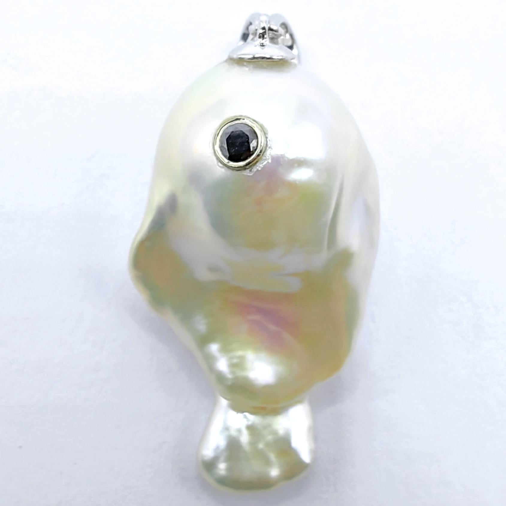 Darling Fish : Pendentif poisson ascendant perle baroque diamant noir or blanc 18K en vente 1