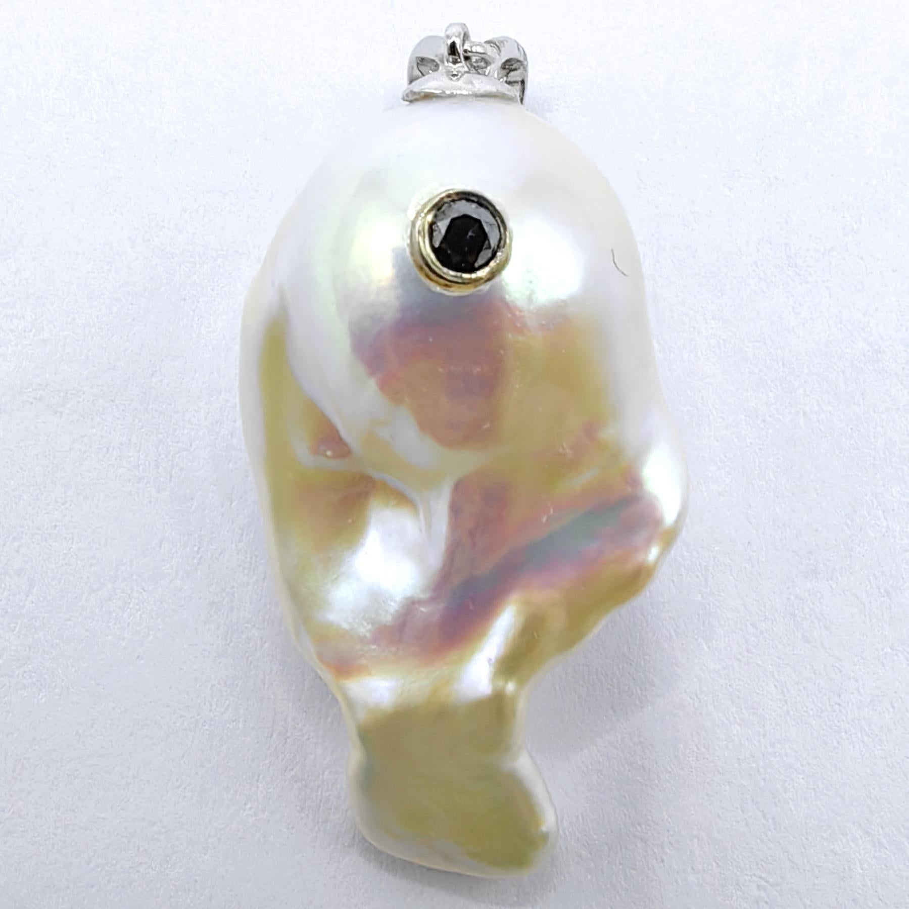 Darling Fish : Pendentif poisson ascendant perle baroque diamant noir or blanc 18K en vente 2