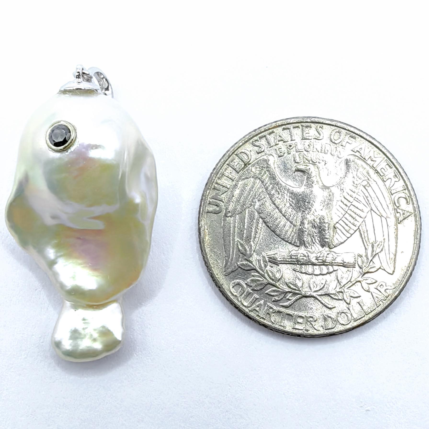 Darling Fish : Pendentif poisson ascendant perle baroque diamant noir or blanc 18K en vente 3