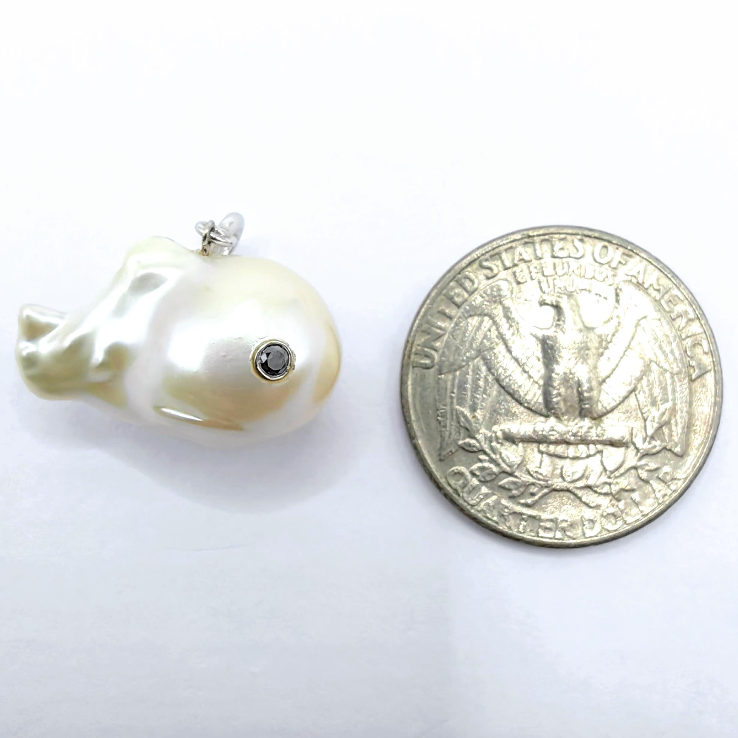 Darling Fish : breloque/pendentif en or blanc 18 carats avec perles baroques et diamants noirs en vente 4