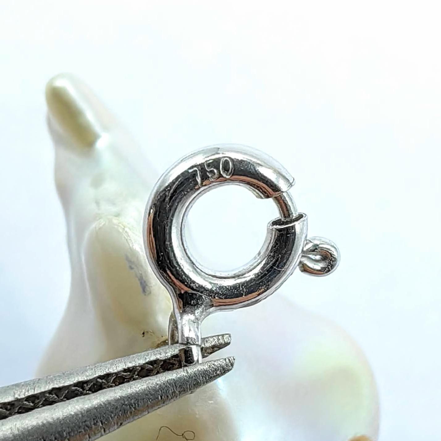 Darling Fish: Charm/Pendente con diamanti neri e perle barocche in oro bianco 18 carati in vendita 5