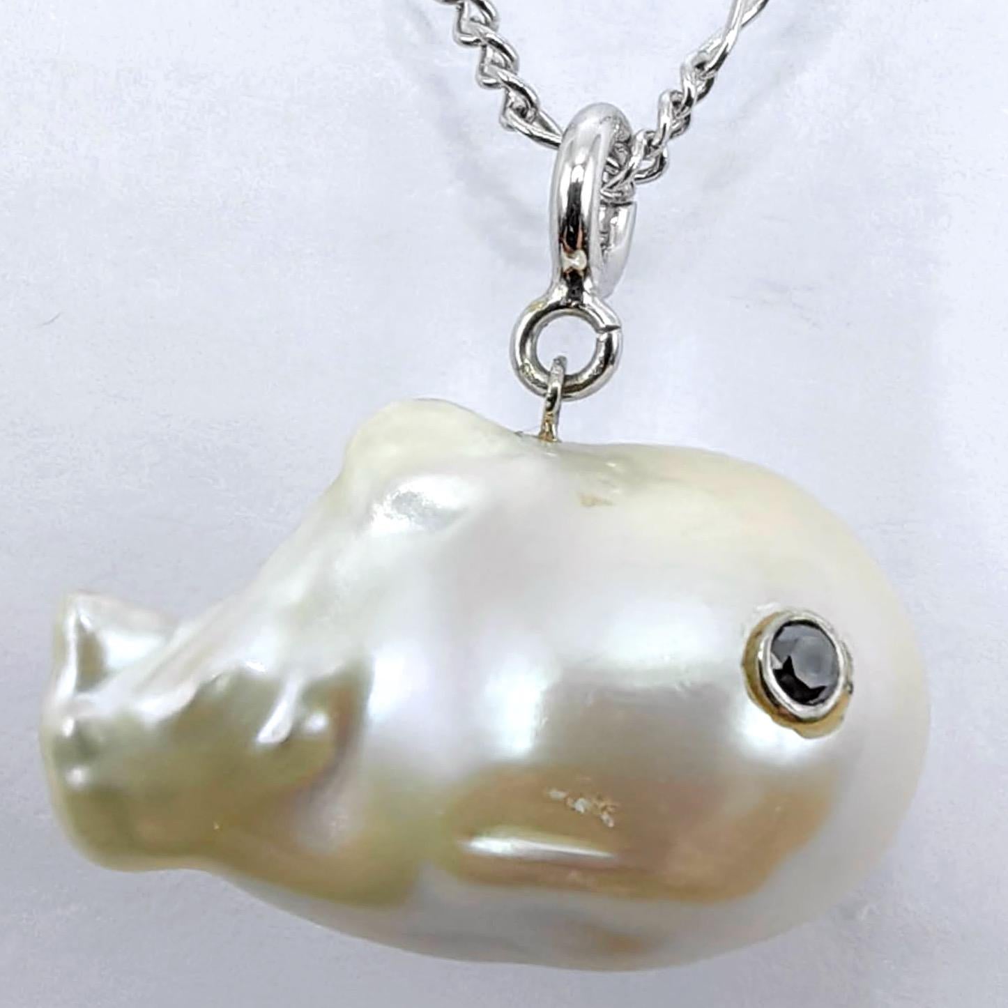 Découvrez le charmant pendentif Darling Fish : Black Diamond Baroque Pearl en or blanc 18 carats, orné d'une magnifique perle baroque de culture d'eau douce pesant 19,64 carats. Cette ravissante pièce met en valeur l'art de la Nature grâce à la