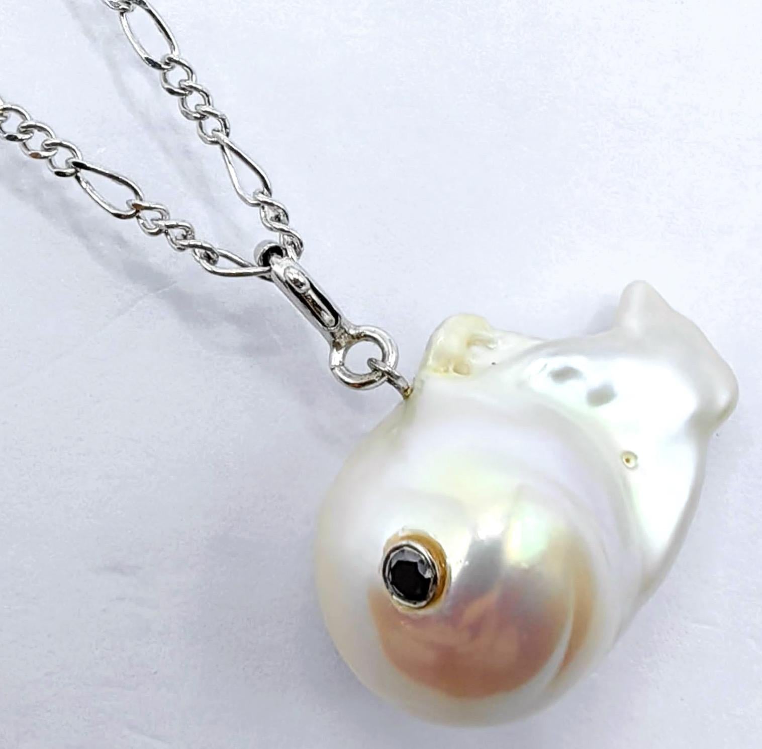 Contemporain Darling Fish : breloque/pendentif en or blanc 18 carats avec perles baroques et diamants noirs en vente