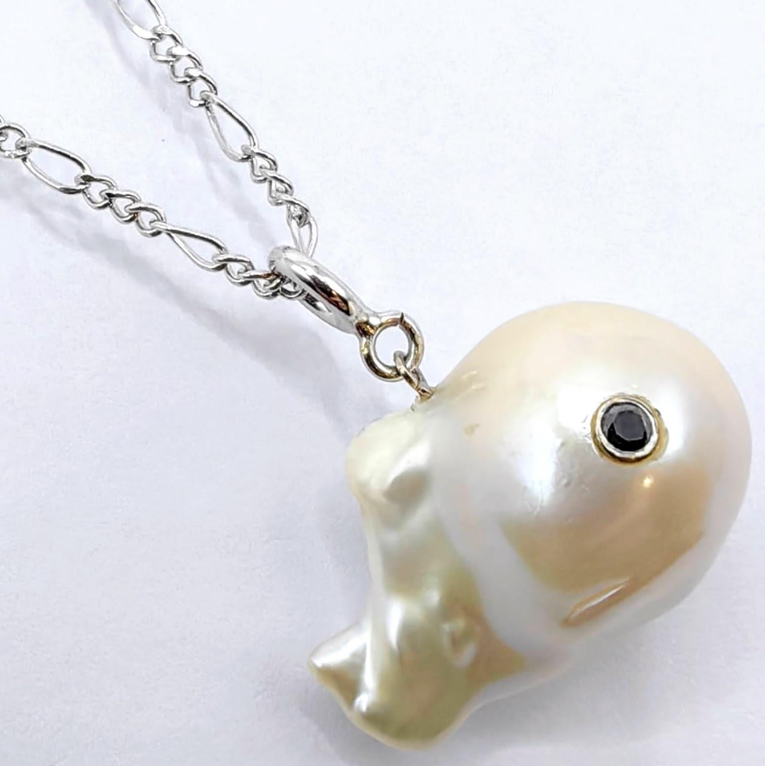Taille brillant Darling Fish : breloque/pendentif en or blanc 18 carats avec perles baroques et diamants noirs en vente
