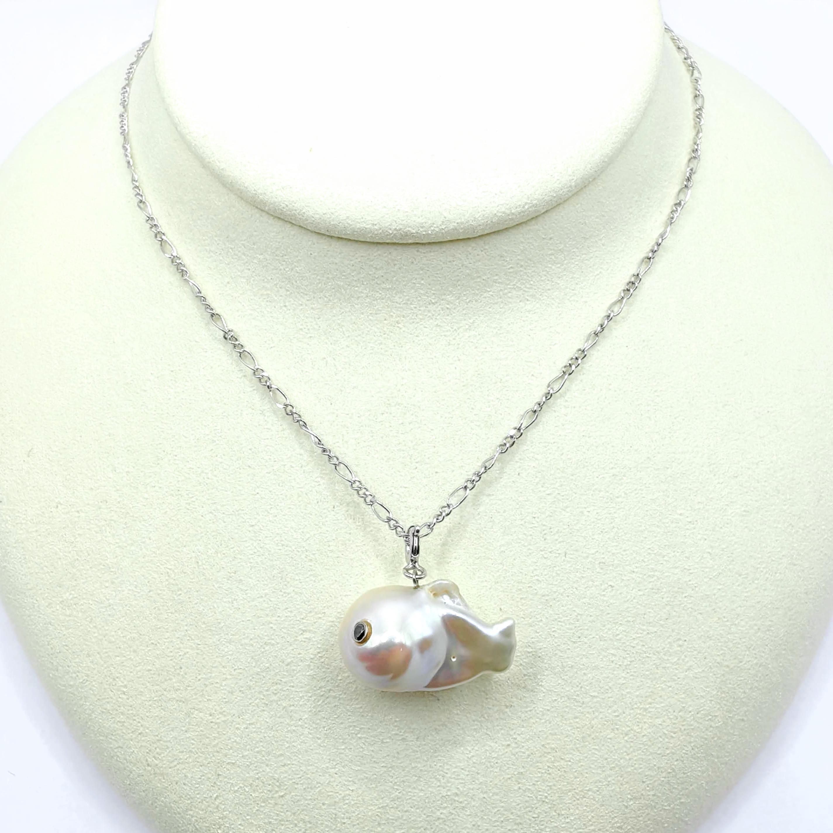 Darling Fish : breloque/pendentif en or blanc 18 carats avec perles baroques et diamants noirs Neuf - En vente à Wan Chai District, HK