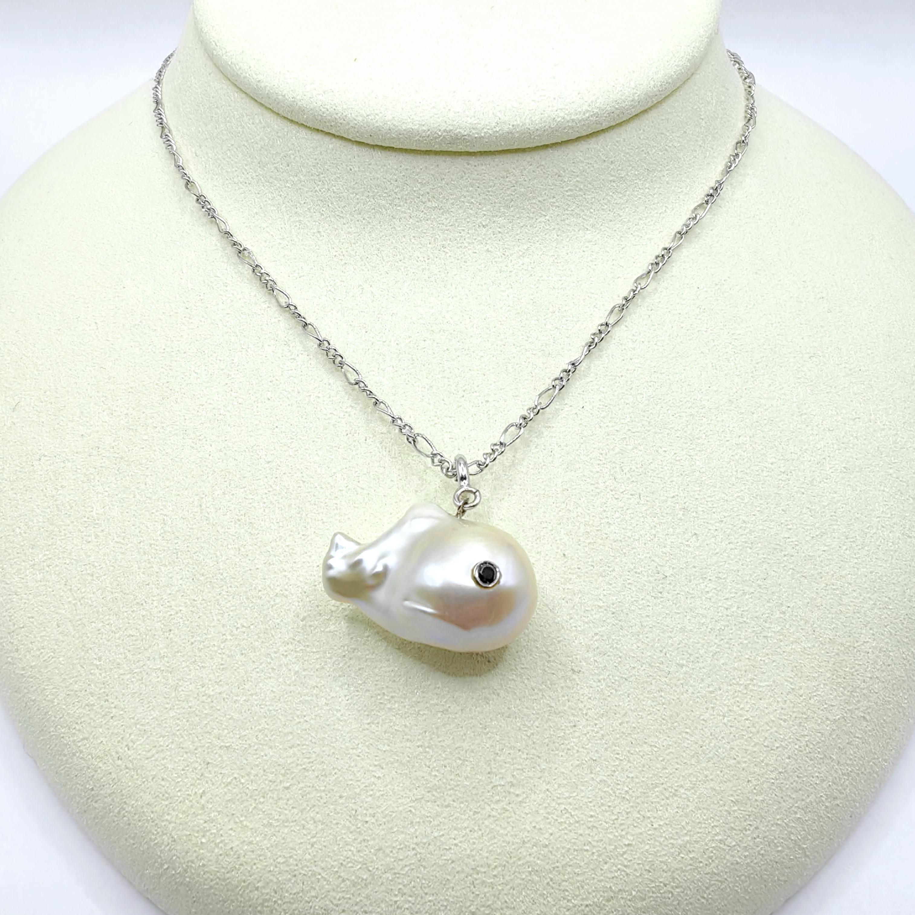 Darling Fish : breloque/pendentif en or blanc 18 carats avec perles baroques et diamants noirs Unisexe en vente