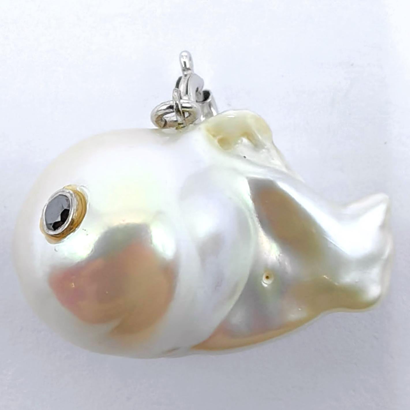 Darling Fish : breloque/pendentif en or blanc 18 carats avec perles baroques et diamants noirs en vente 1