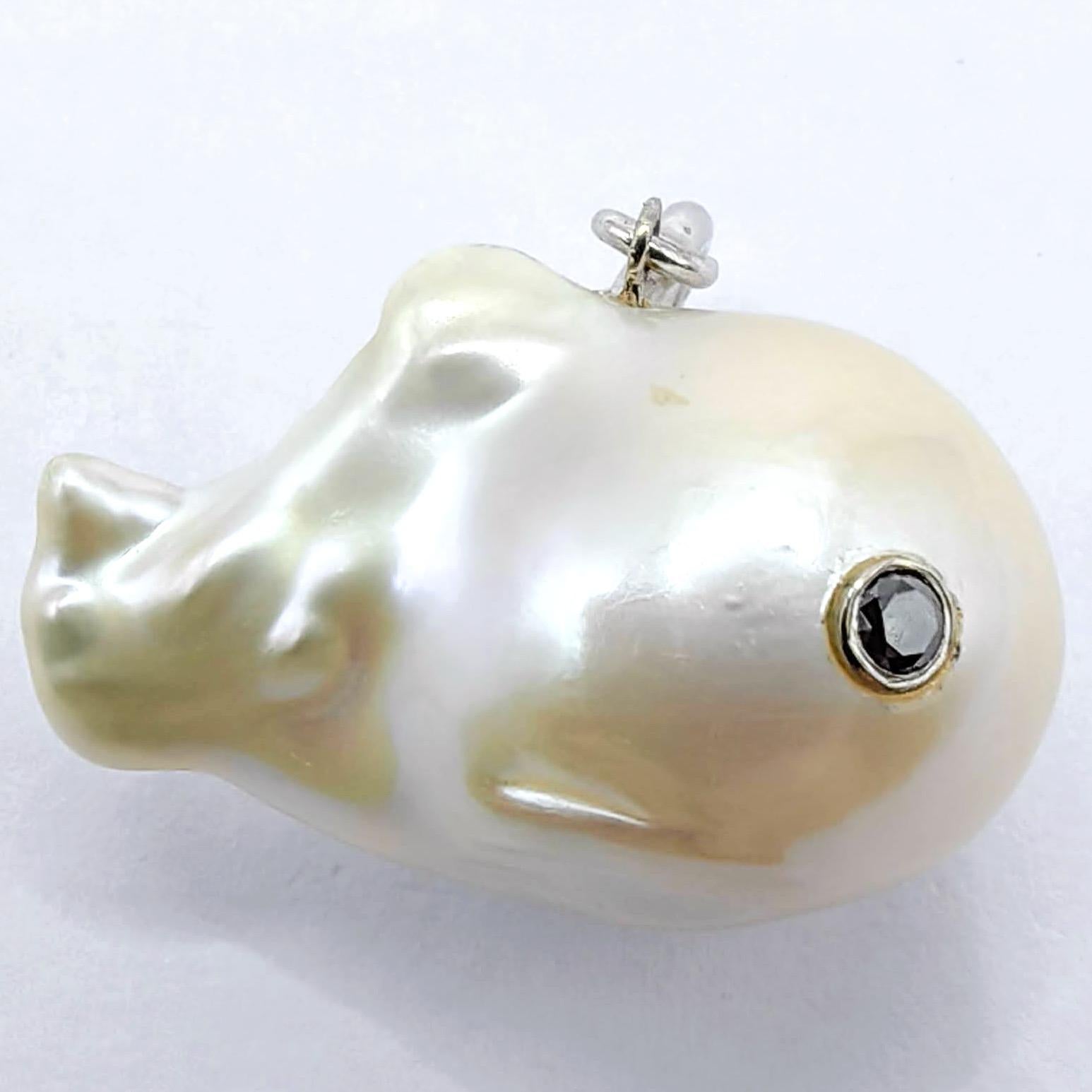 Darling Fish : breloque/pendentif en or blanc 18 carats avec perles baroques et diamants noirs en vente 2