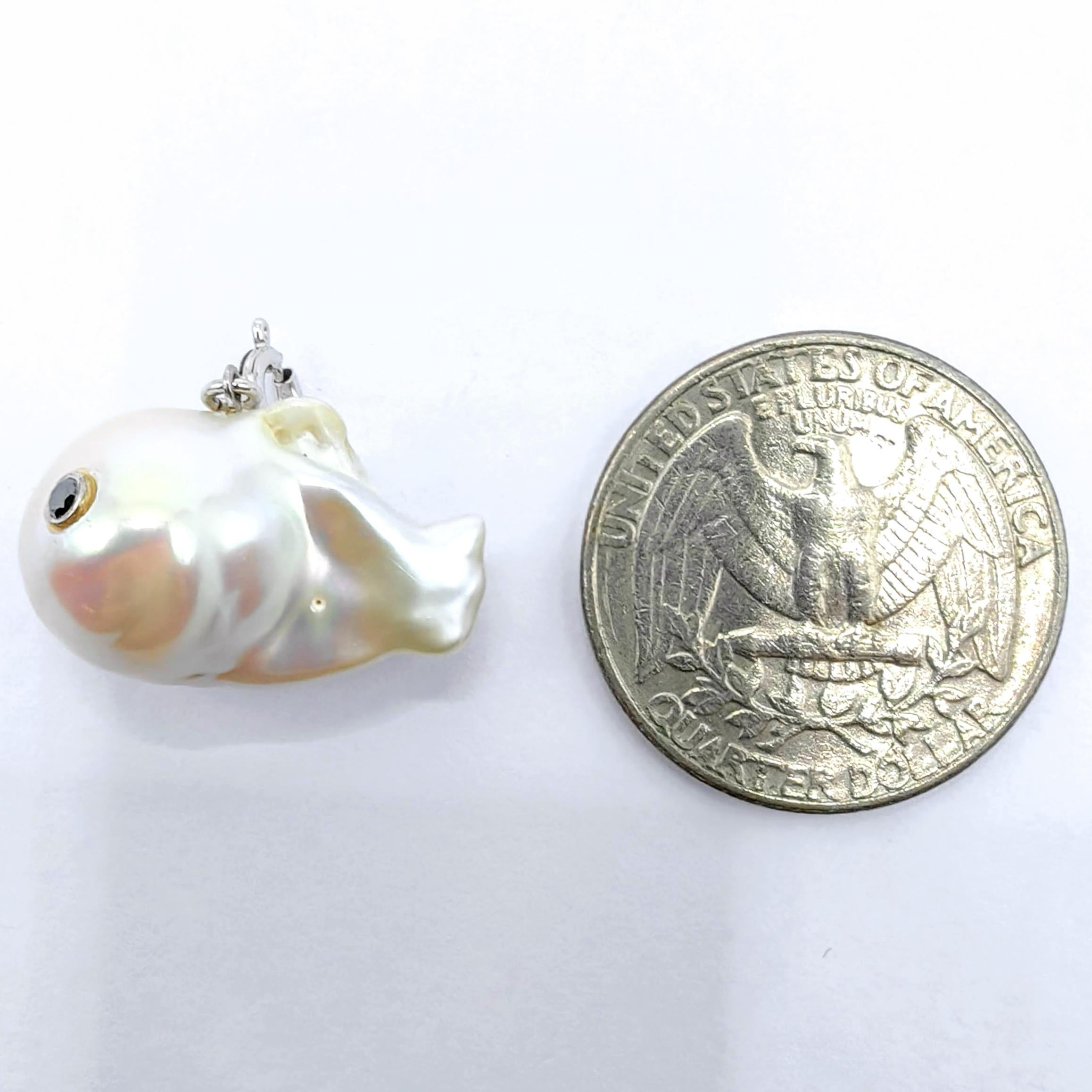 Darling Fish : breloque/pendentif en or blanc 18 carats avec perles baroques et diamants noirs en vente 3