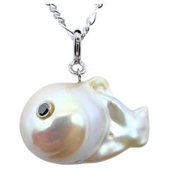 Darling Fish : breloque/pendentif en or blanc 18 carats avec perles baroques et diamants noirs