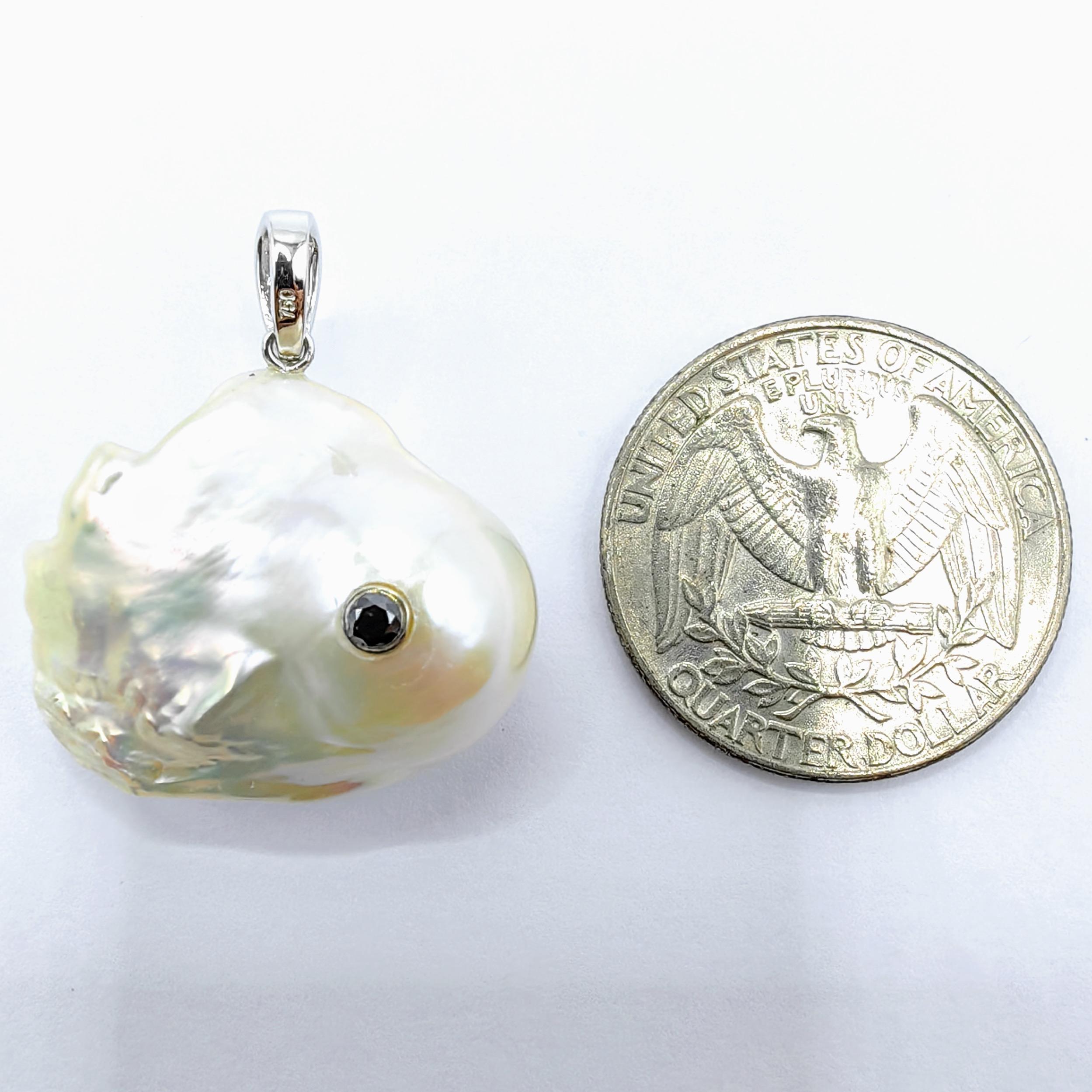 Darling Fish : Pendentif en or blanc 18 carats orné d'une perle baroque et de diamants noirs en vente 4