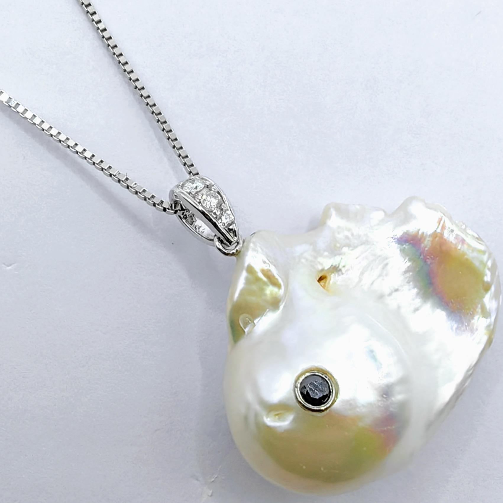 Contemporain Darling Fish : Pendentif en or blanc 18 carats orné d'une perle baroque et de diamants noirs en vente