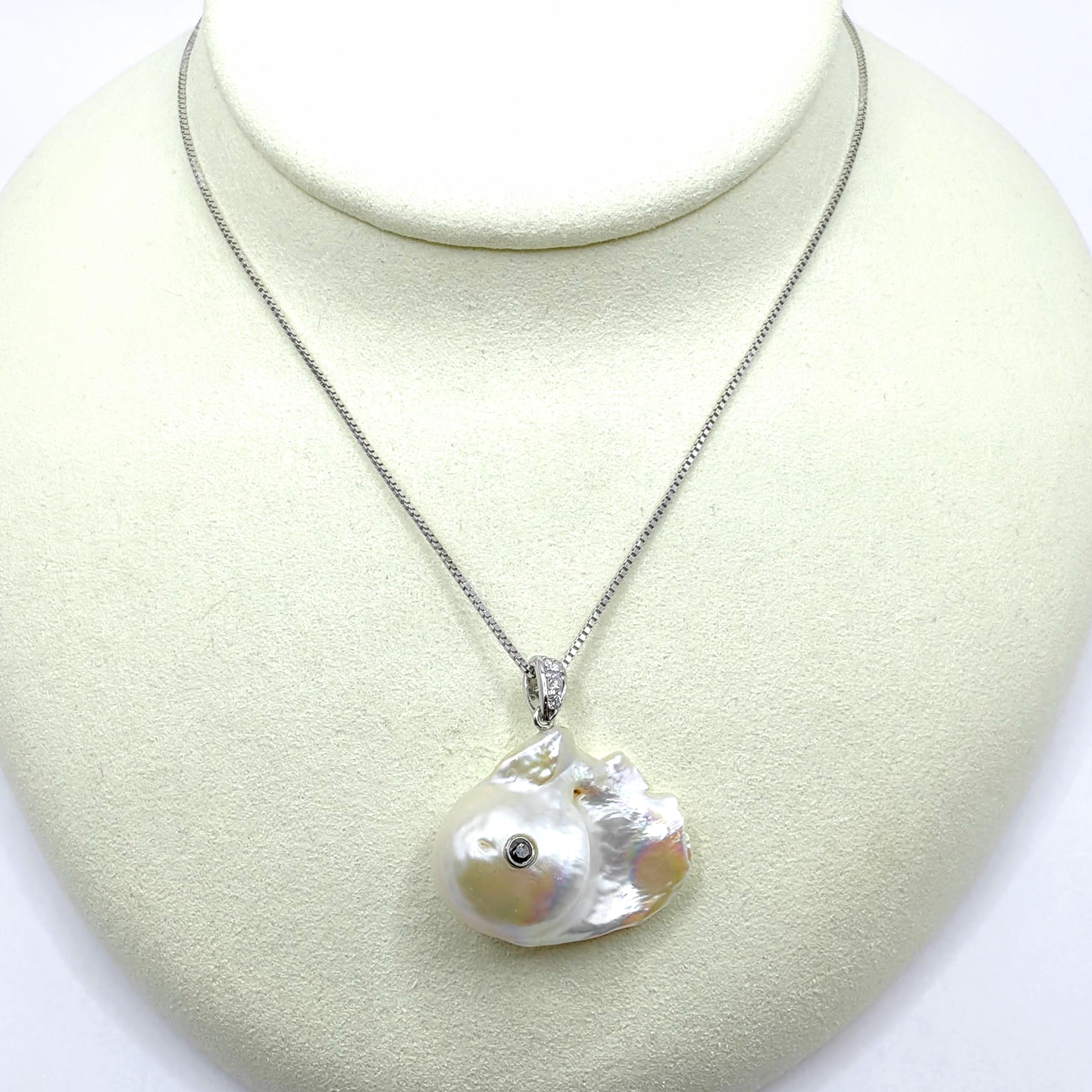 Darling Fish : Pendentif en or blanc 18 carats orné d'une perle baroque et de diamants noirs Neuf - En vente à Wan Chai District, HK