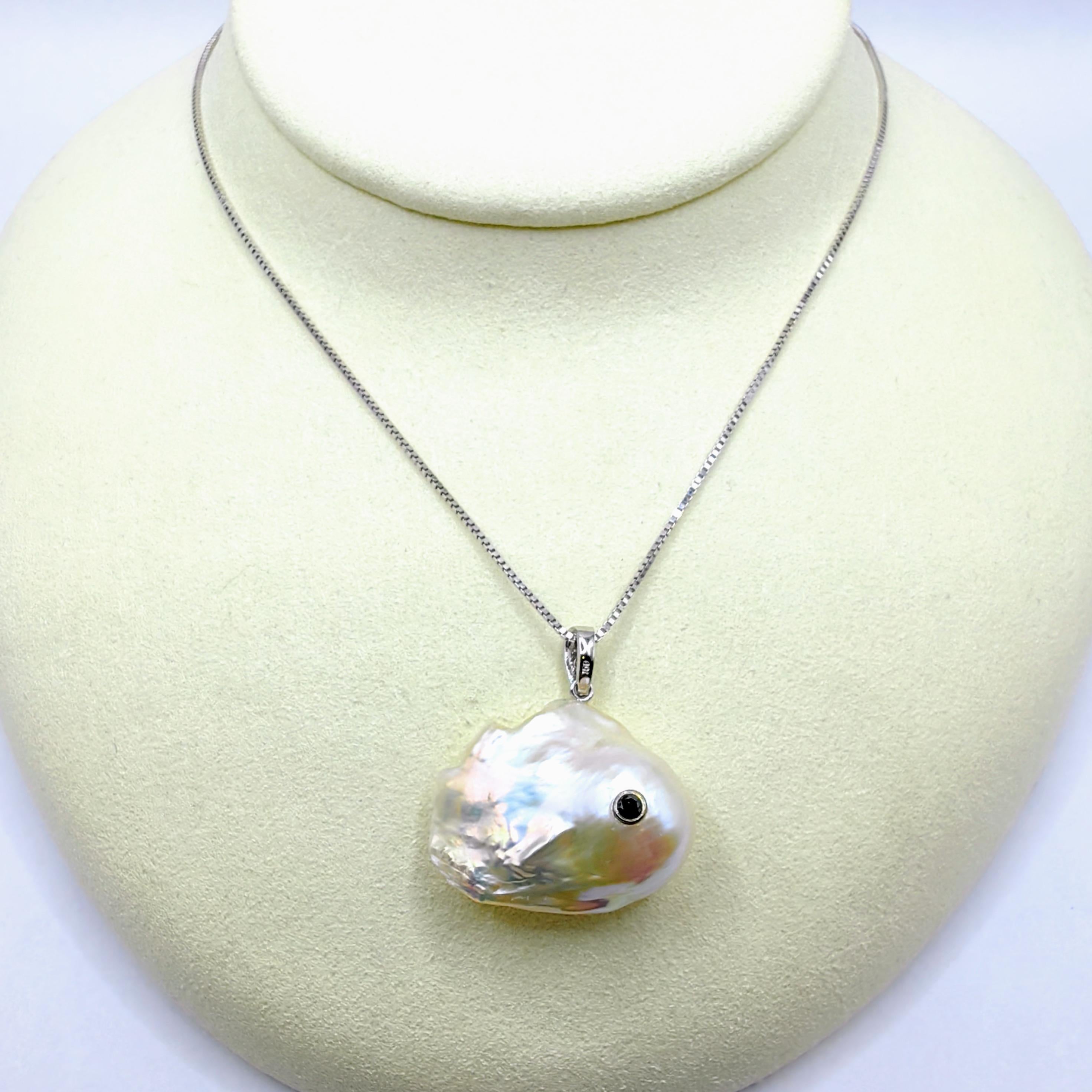 Darling Fish : Pendentif en or blanc 18 carats orné d'une perle baroque et de diamants noirs Unisexe en vente