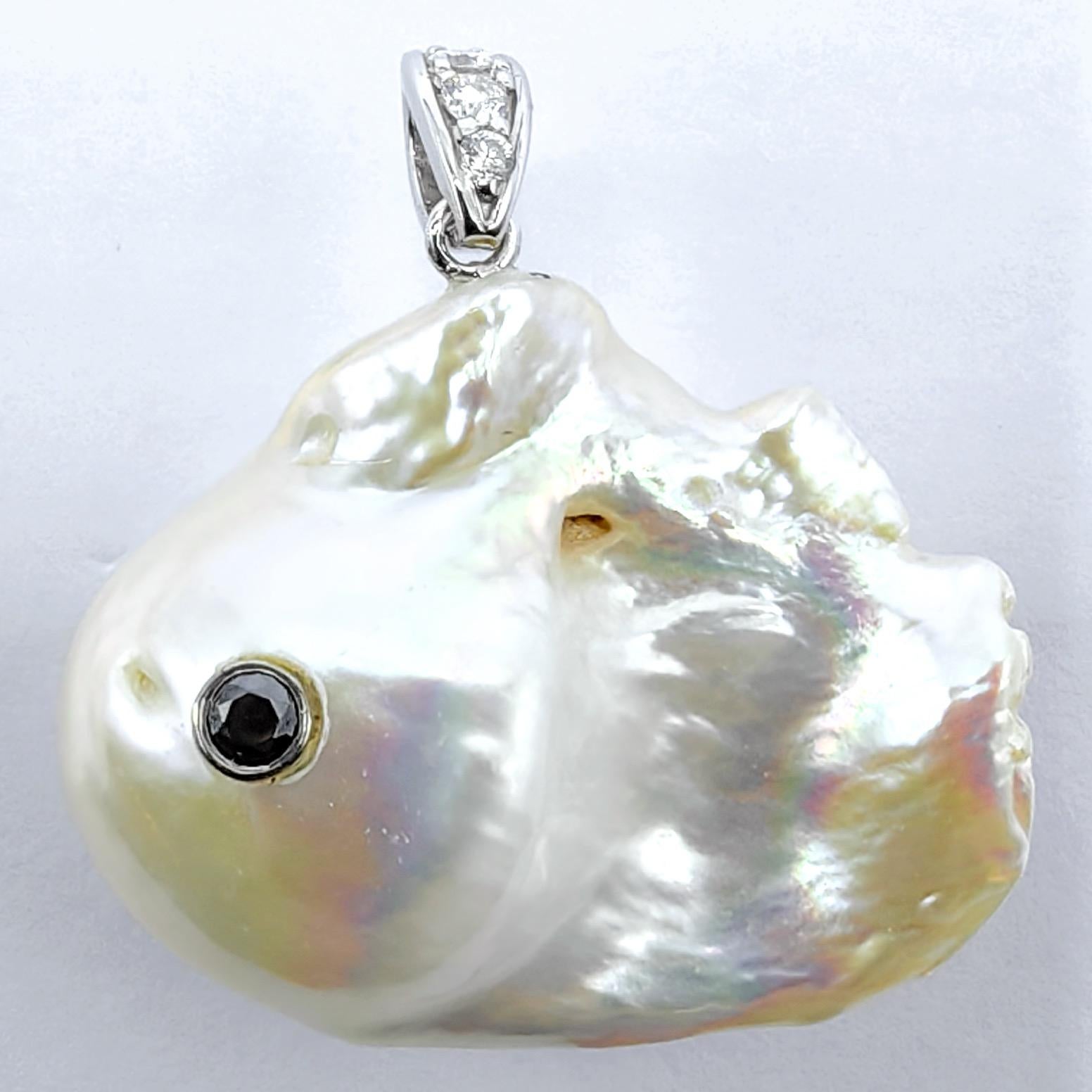 Darling Fish : Pendentif en or blanc 18 carats orné d'une perle baroque et de diamants noirs en vente 1