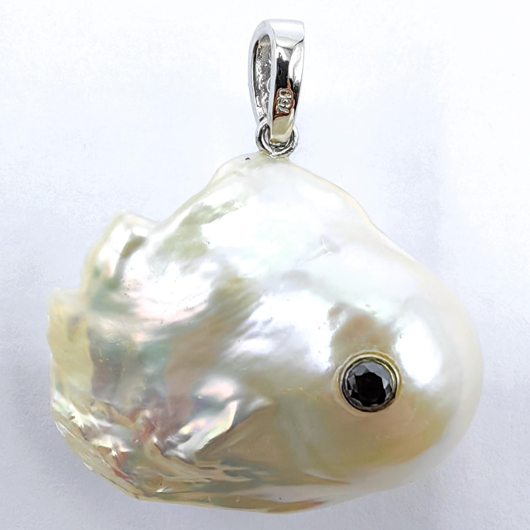 Darling Fish : Pendentif en or blanc 18 carats orné d'une perle baroque et de diamants noirs en vente 2