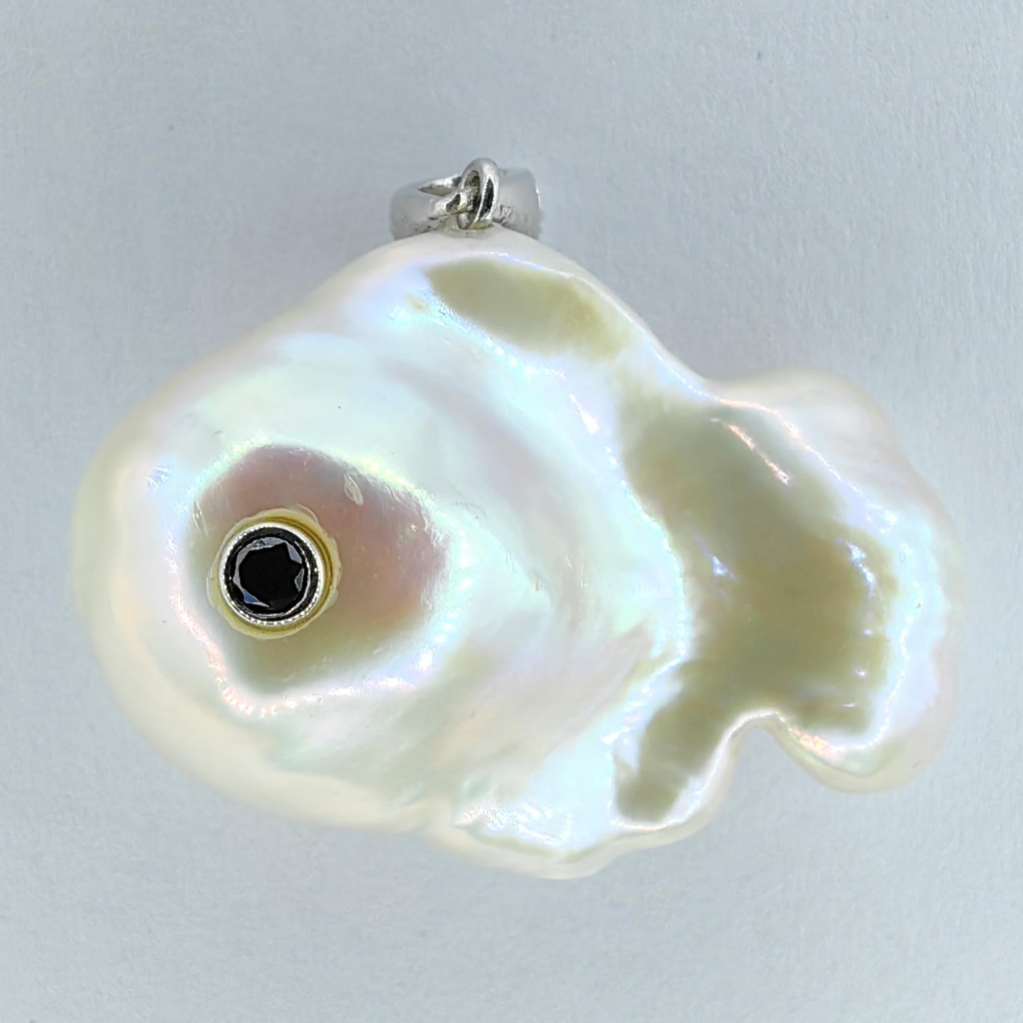 Contemporain Darling Fish: Pendentif poisson baroque en or blanc 18 carats avec diamants noirs en vente