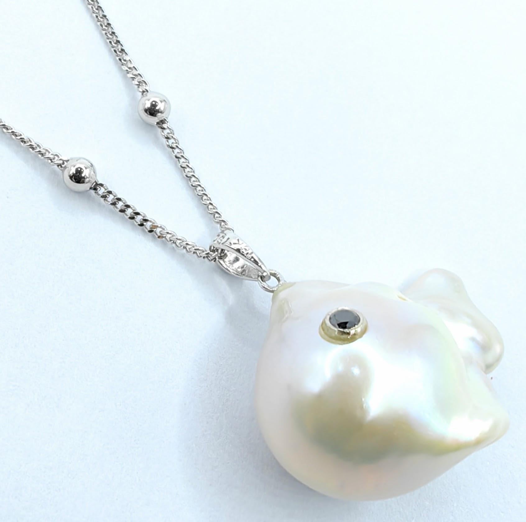 Darling Fish: 18 Karat Weißgold Barockperlen-Fisch-Anhänger mit schwarzem Diamant (Zeitgenössisch) im Angebot