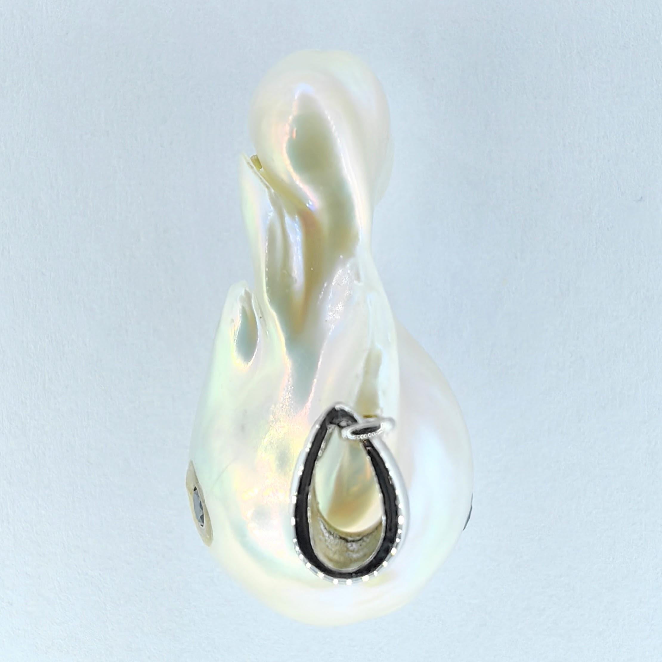 Taille brillant Darling Fish: Pendentif poisson baroque en or blanc 18 carats avec diamants noirs en vente