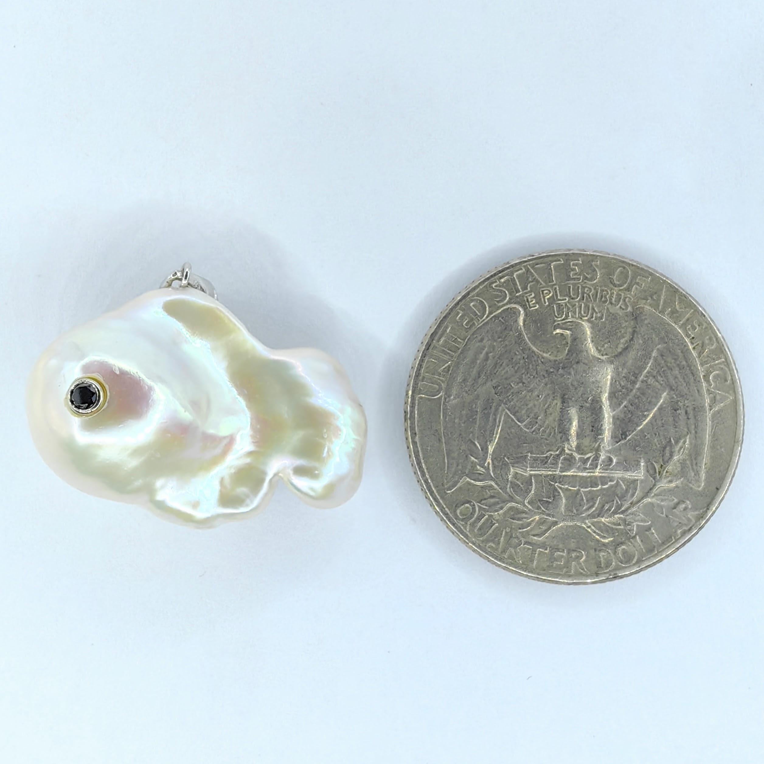 Darling Fish: Pendentif poisson baroque en or blanc 18 carats avec diamants noirs Neuf - En vente à Wan Chai District, HK