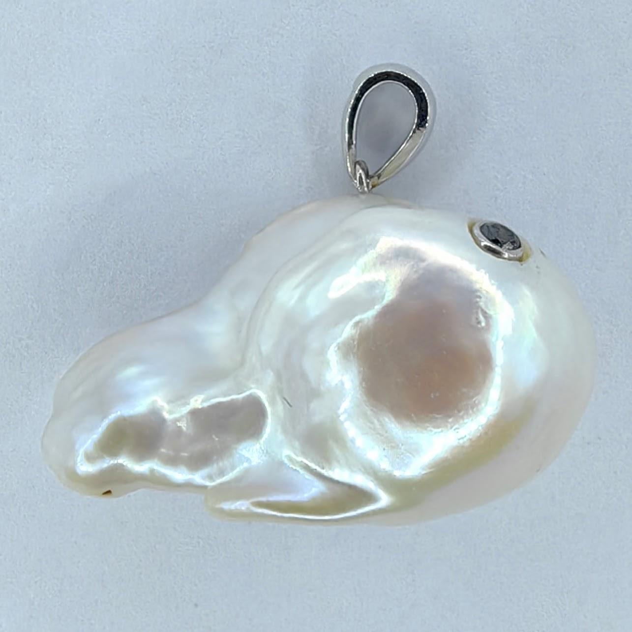 Darling Fish: Black Diamond Baroque Pearl Fish Pendant in 18K White Gold In New Condition For Sale In Wan Chai District, HK