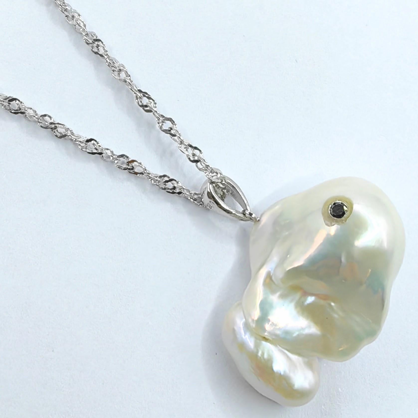 Darling Fish: Pendentif poisson baroque en or blanc 18 carats avec diamants noirs Unisexe en vente