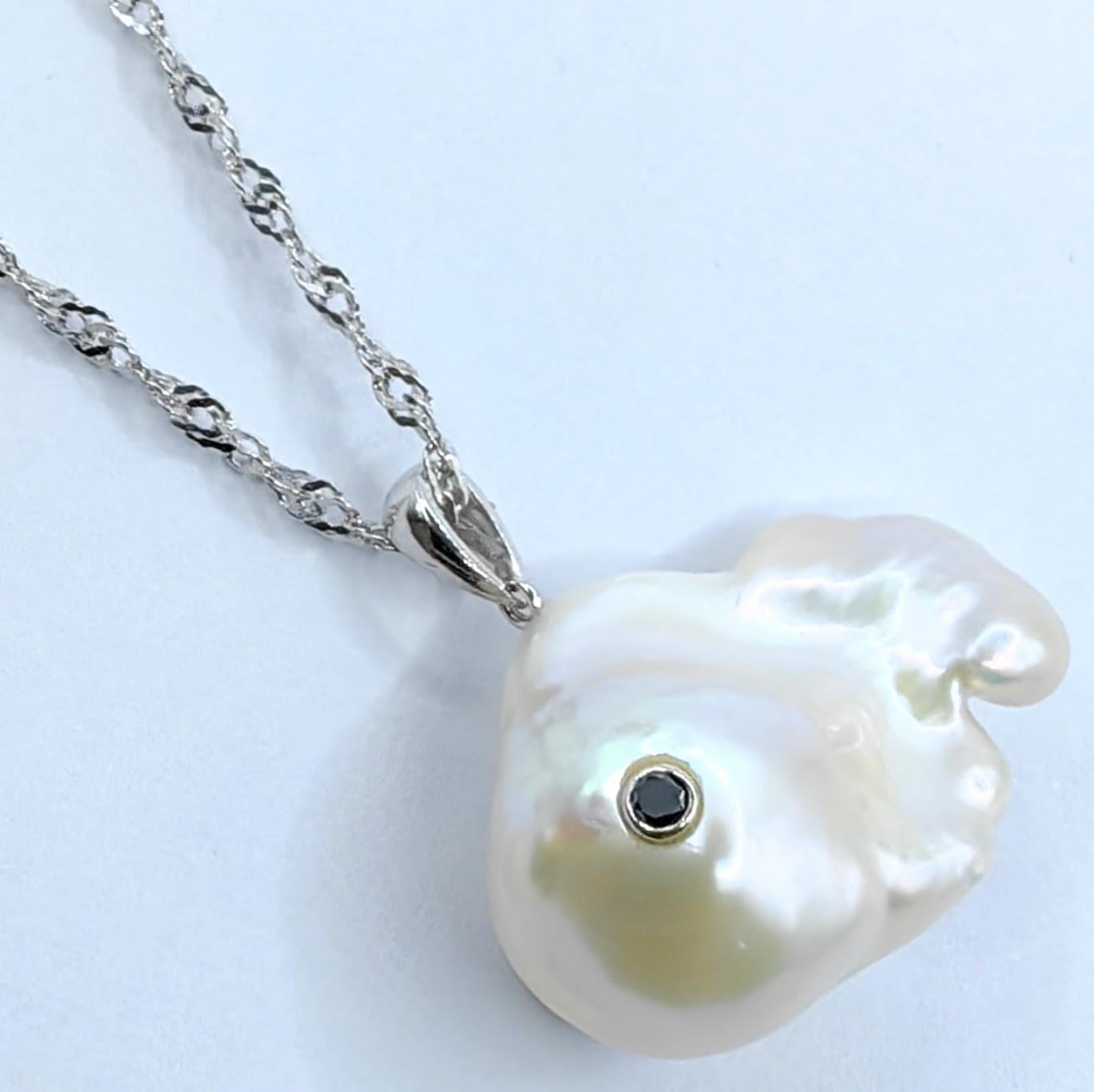 Darling Fish: Pendentif poisson baroque en or blanc 18 carats avec diamants noirs en vente 1