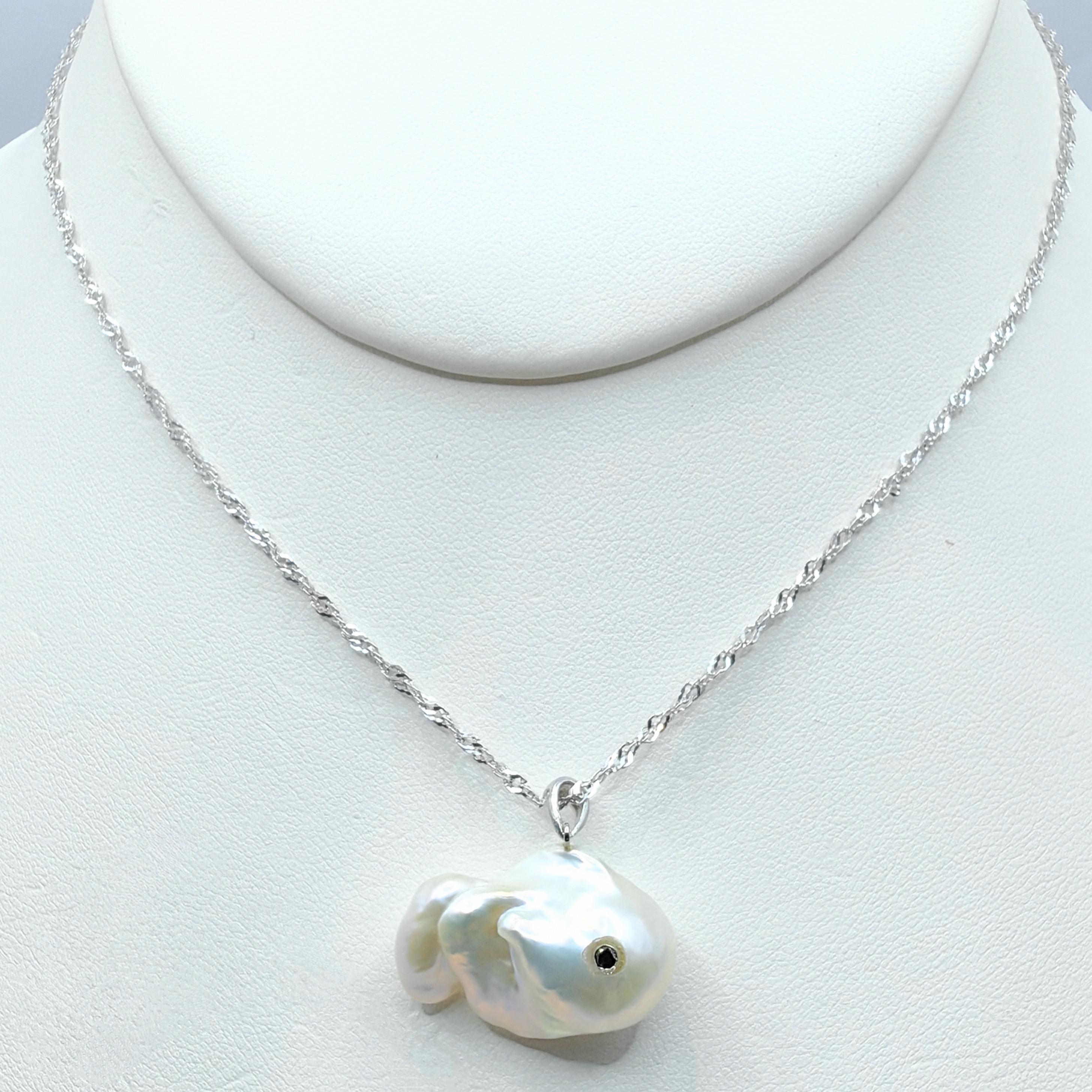 Darling Fish: Pendentif poisson baroque en or blanc 18 carats avec diamants noirs en vente 2