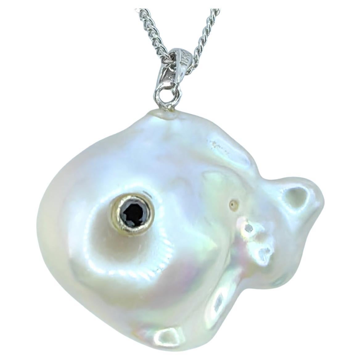 Darling Fish: Ciondolo a forma di pesce con diamante nero e perla barocca in oro bianco 18 carati