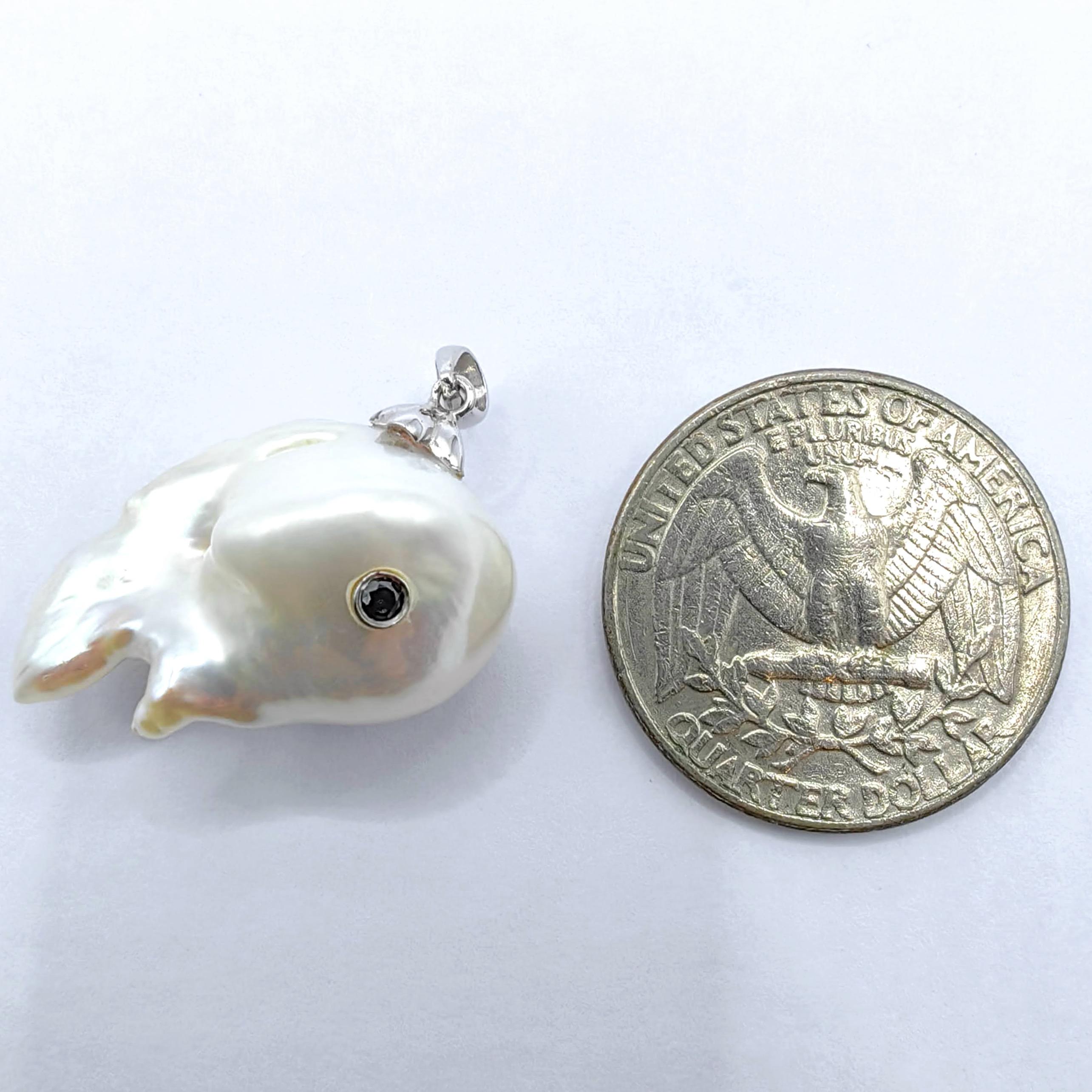 Darling Fish : Pendentif en or blanc 18 carats avec perles baroques et diamants noirs, représentant une carpe koï en train de sauter en vente 4