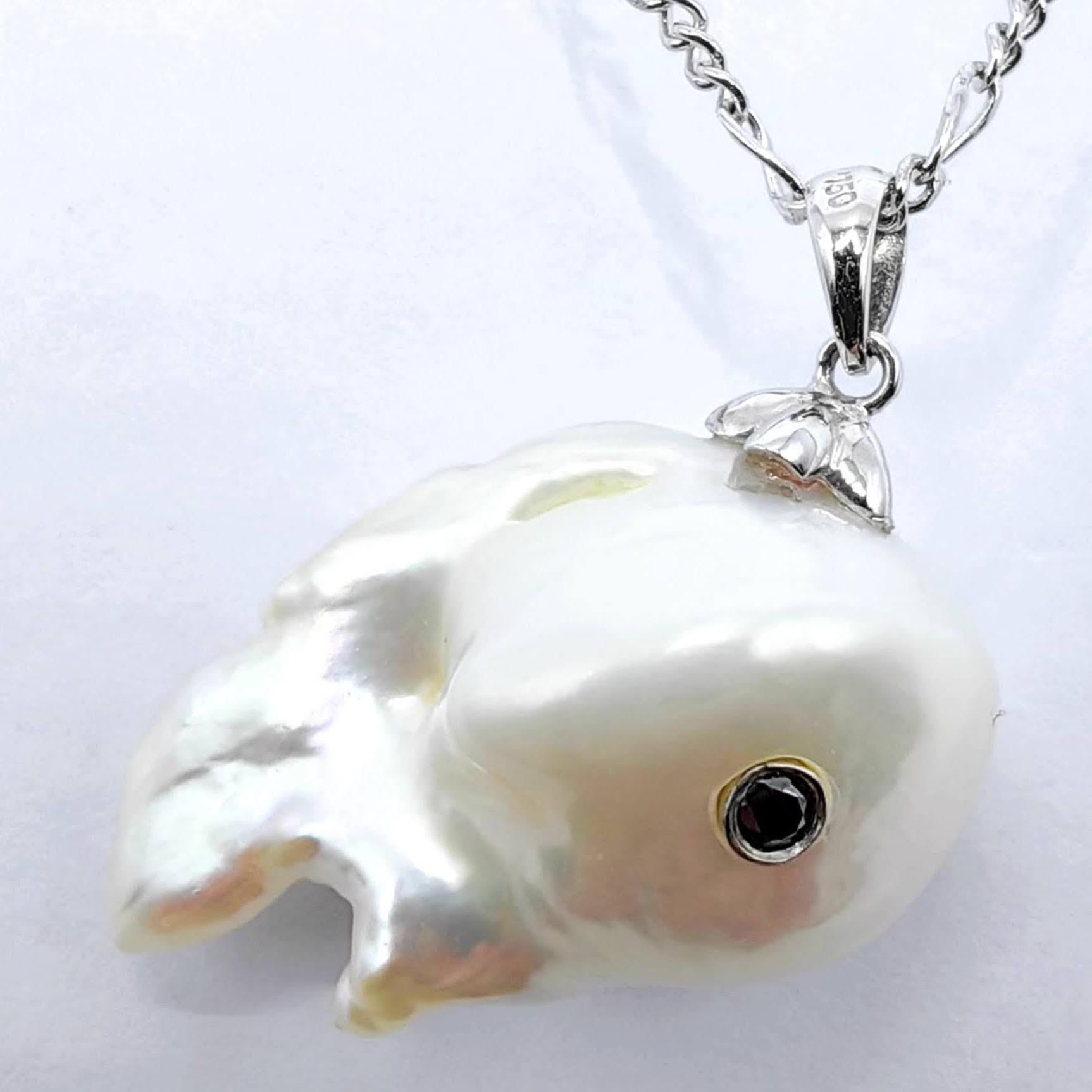 Comme un éclair de soleil sur un étang de jardin, le Darling Fish Leaping Koi capture le mouvement et l'espièglerie en une seule perle inoubliable. Une perle baroque d'eau douce de 25,488 carats forme le corps de ce pendentif sculptural, dont les