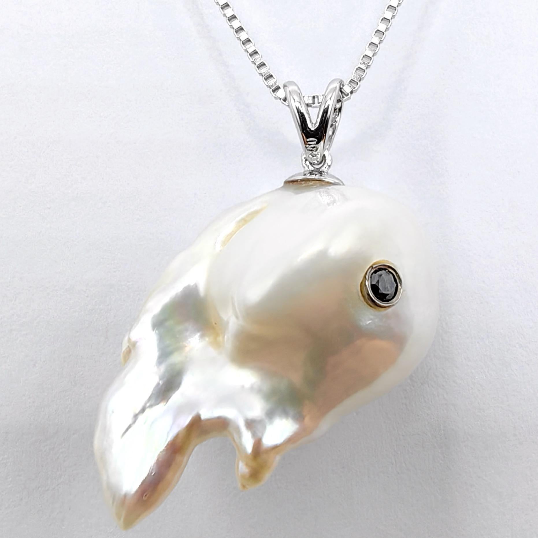 Comme un éclair de soleil sur un étang de jardin, le Darling Fish Leaping Koi capture le mouvement et l'espièglerie en une seule perle inoubliable. Une perle baroque d'eau douce de 25,488 carats forme le corps de ce pendentif sculptural, dont les