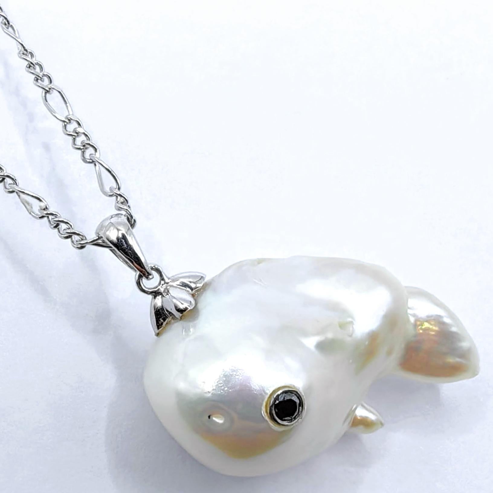 Contemporain Darling Fish : Pendentif en or blanc 18 carats avec perles baroques et diamants noirs, représentant une carpe koï en train de sauter en vente
