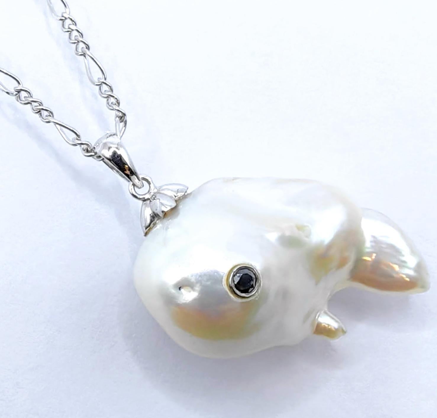 Darling Fish: Schwarzer Diamant Barock Perle Leaping Koi Anhänger in 18K Weißgold (Zeitgenössisch) im Angebot