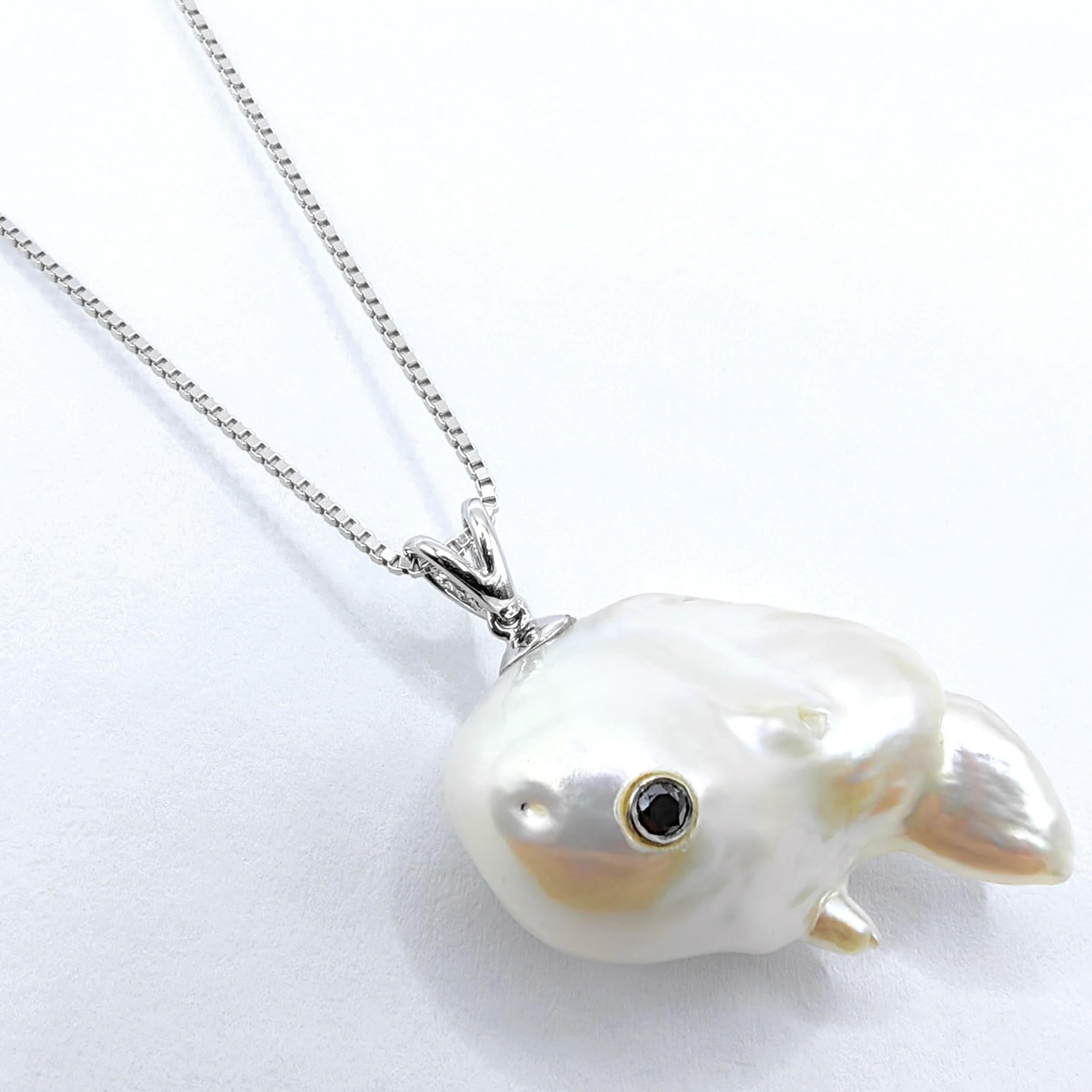 Contemporain Darling Fish : Pendentif en or blanc 18 carats avec perles baroques et diamants noirs, représentant une carpe koï en train de sauter en vente