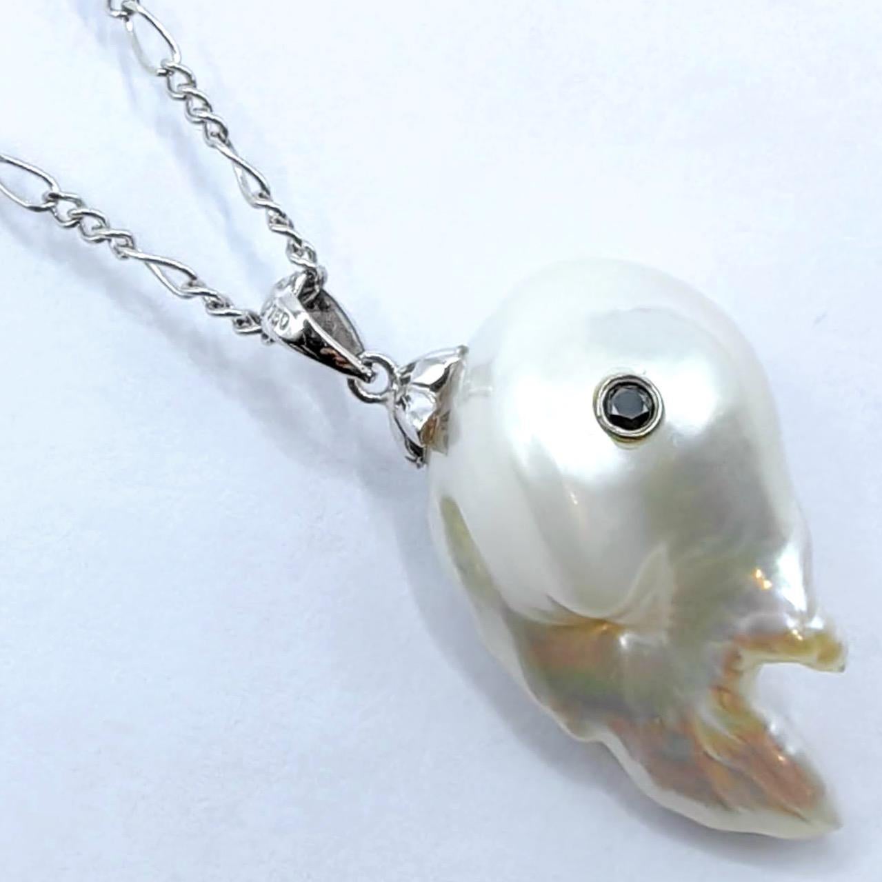 Darling Fish: Schwarzer Diamant Barock Perle Leaping Koi Anhänger in 18K Weißgold (Brillantschliff) im Angebot