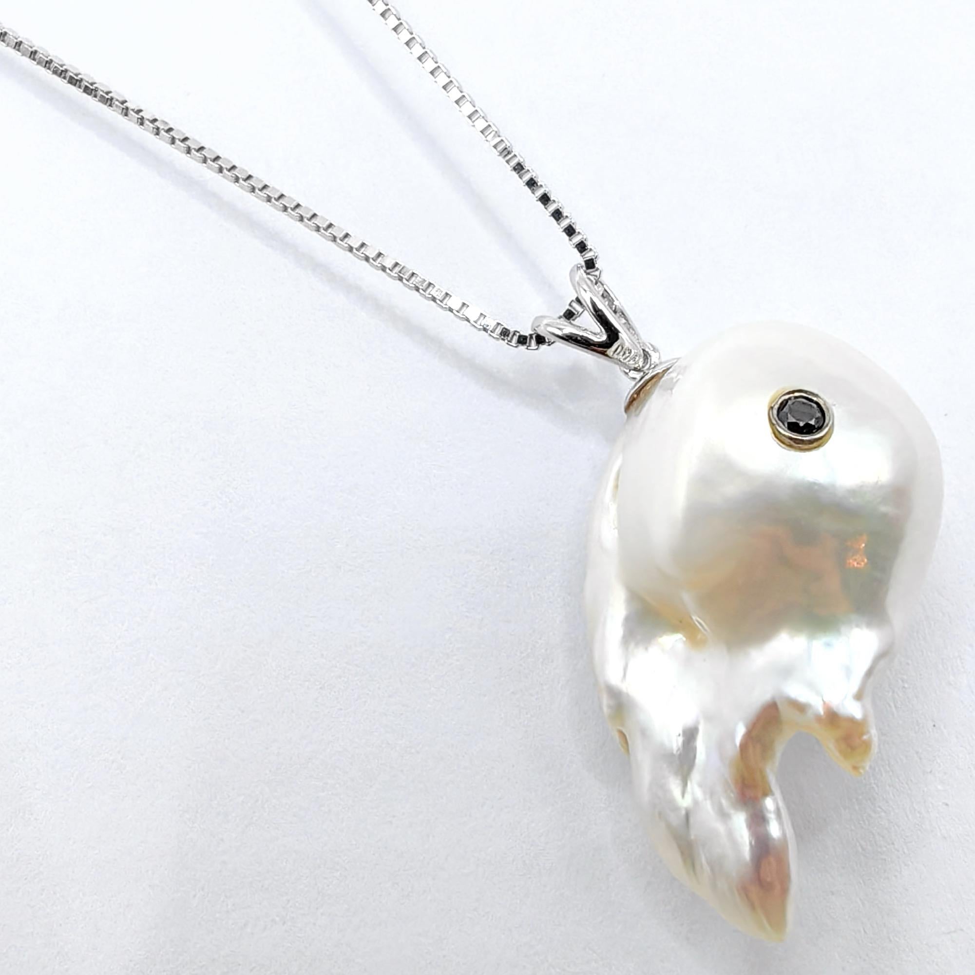 Taille brillant Darling Fish : Pendentif en or blanc 18 carats avec perles baroques et diamants noirs, représentant une carpe koï en train de sauter en vente