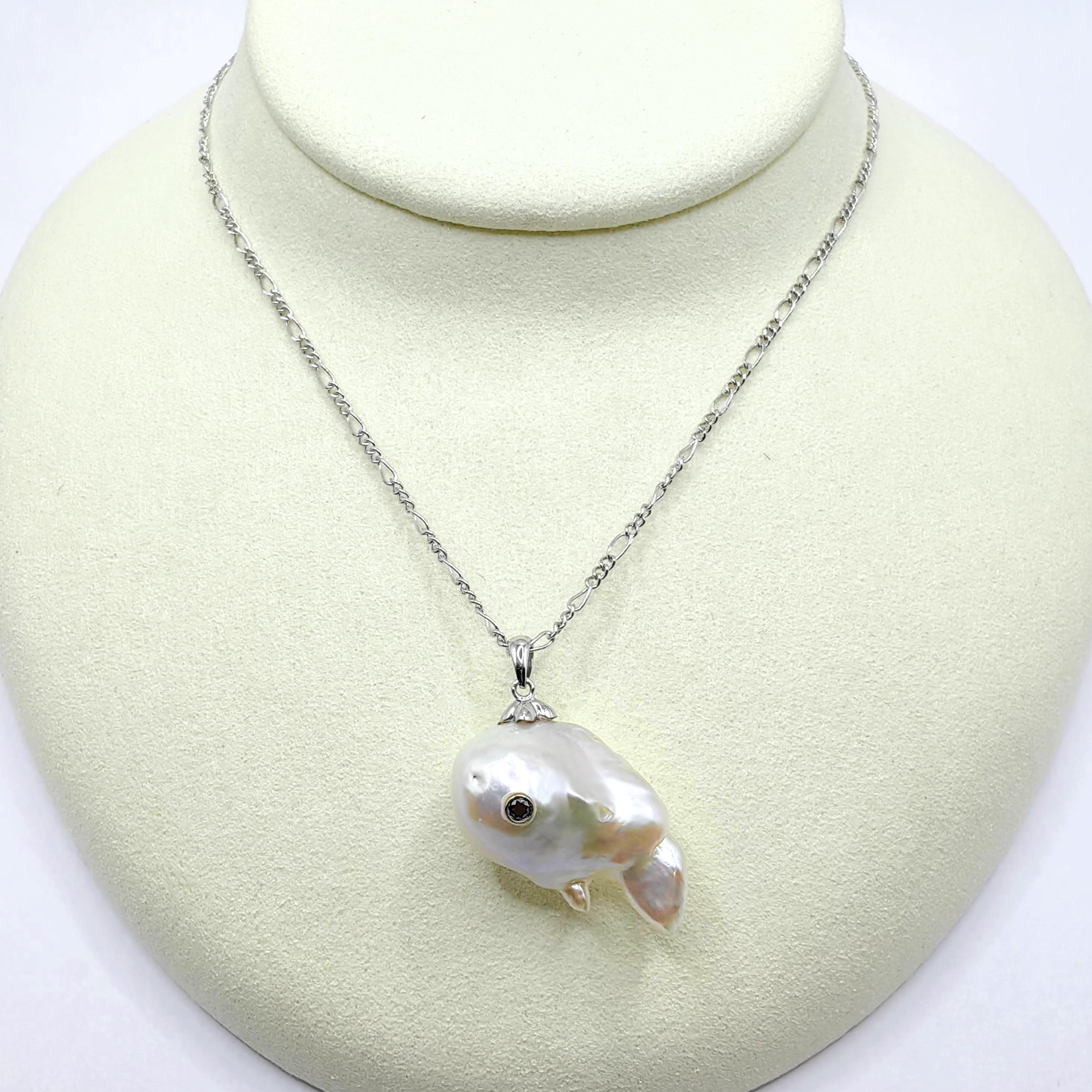 Darling Fish : Pendentif en or blanc 18 carats avec perles baroques et diamants noirs, représentant une carpe koï en train de sauter Neuf - En vente à Wan Chai District, HK