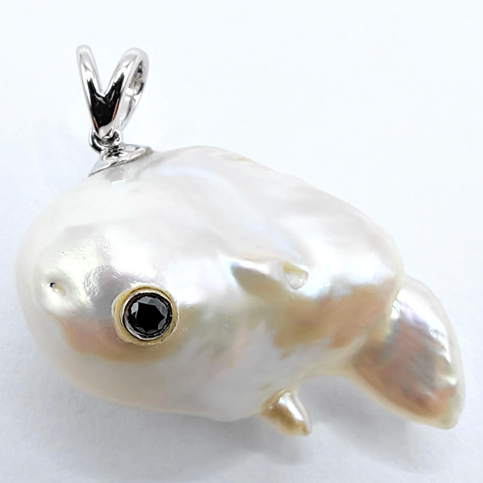 Darling Fish : Pendentif en or blanc 18 carats avec perles baroques et diamants noirs, représentant une carpe koï en train de sauter Neuf - En vente à Wan Chai District, HK