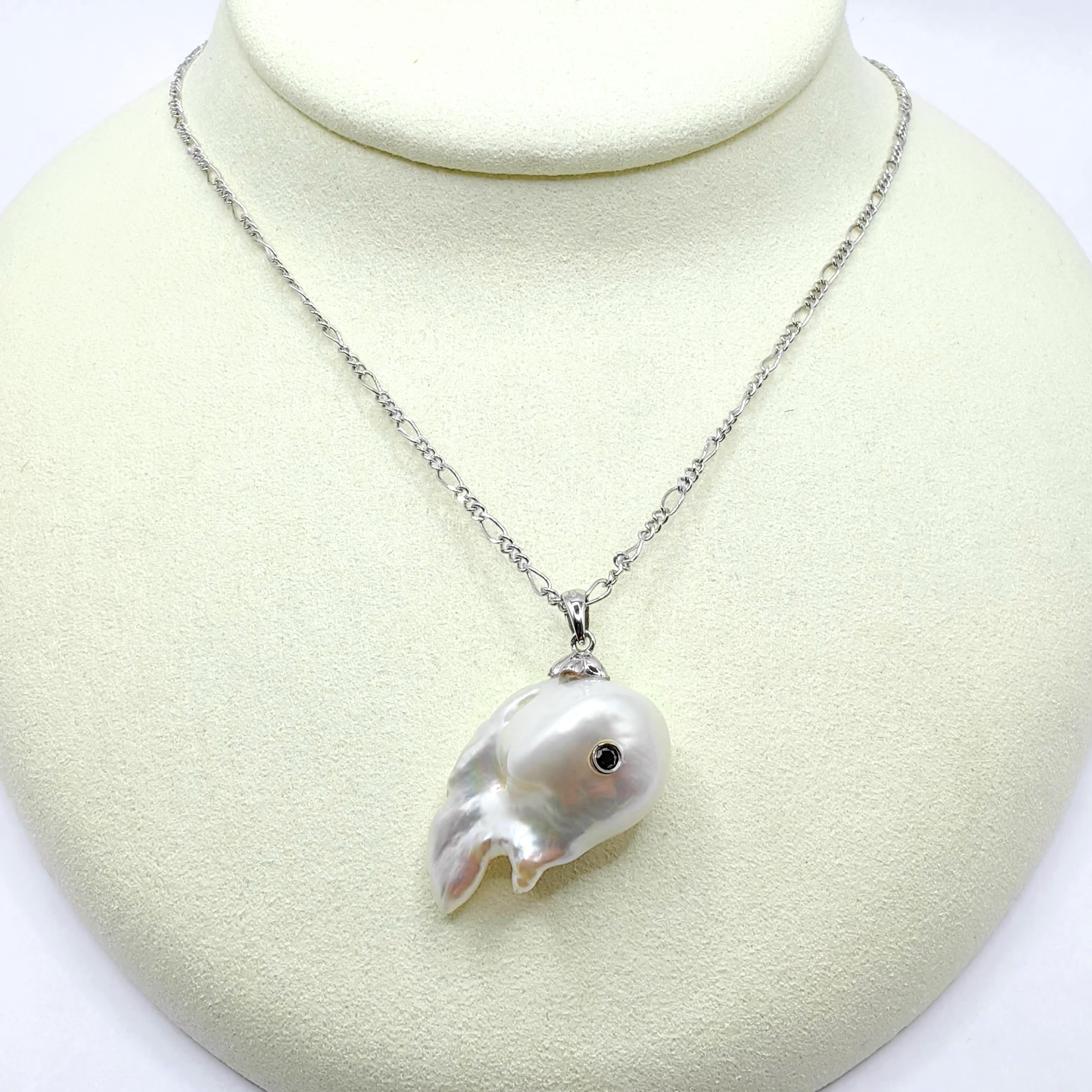 Darling Fish : Pendentif en or blanc 18 carats avec perles baroques et diamants noirs, représentant une carpe koï en train de sauter Unisexe en vente