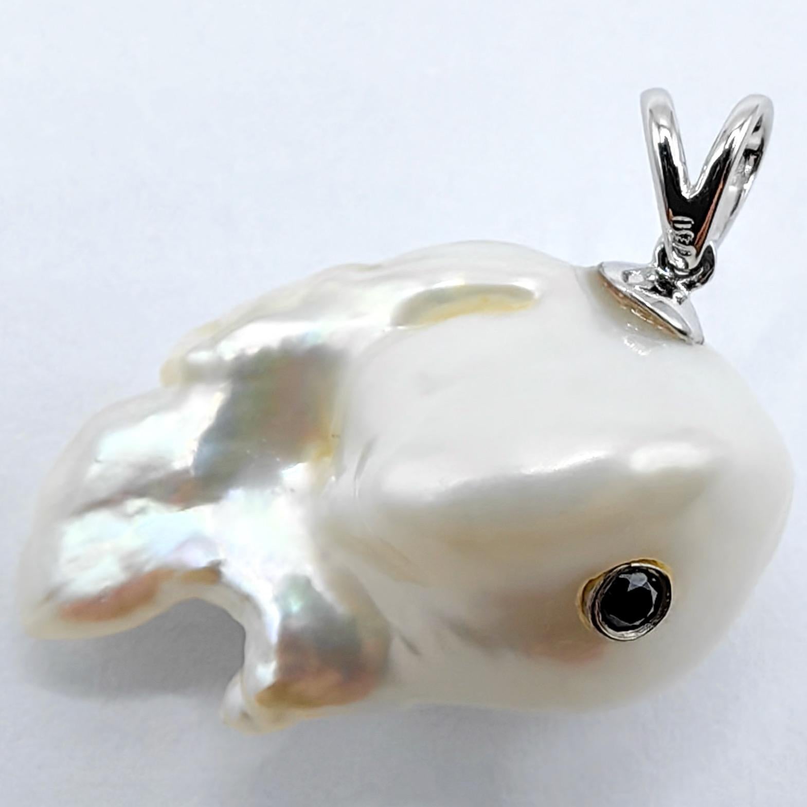 Darling Fish : Pendentif en or blanc 18 carats avec perles baroques et diamants noirs, représentant une carpe koï en train de sauter Unisexe en vente