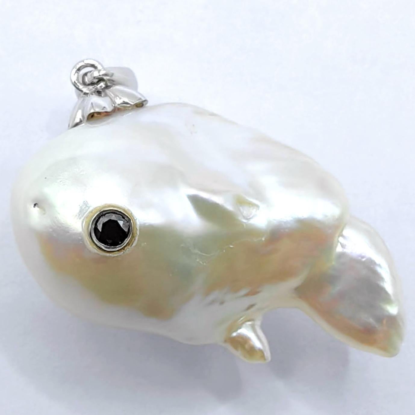 Darling Fish : Pendentif en or blanc 18 carats avec perles baroques et diamants noirs, représentant une carpe koï en train de sauter en vente 1