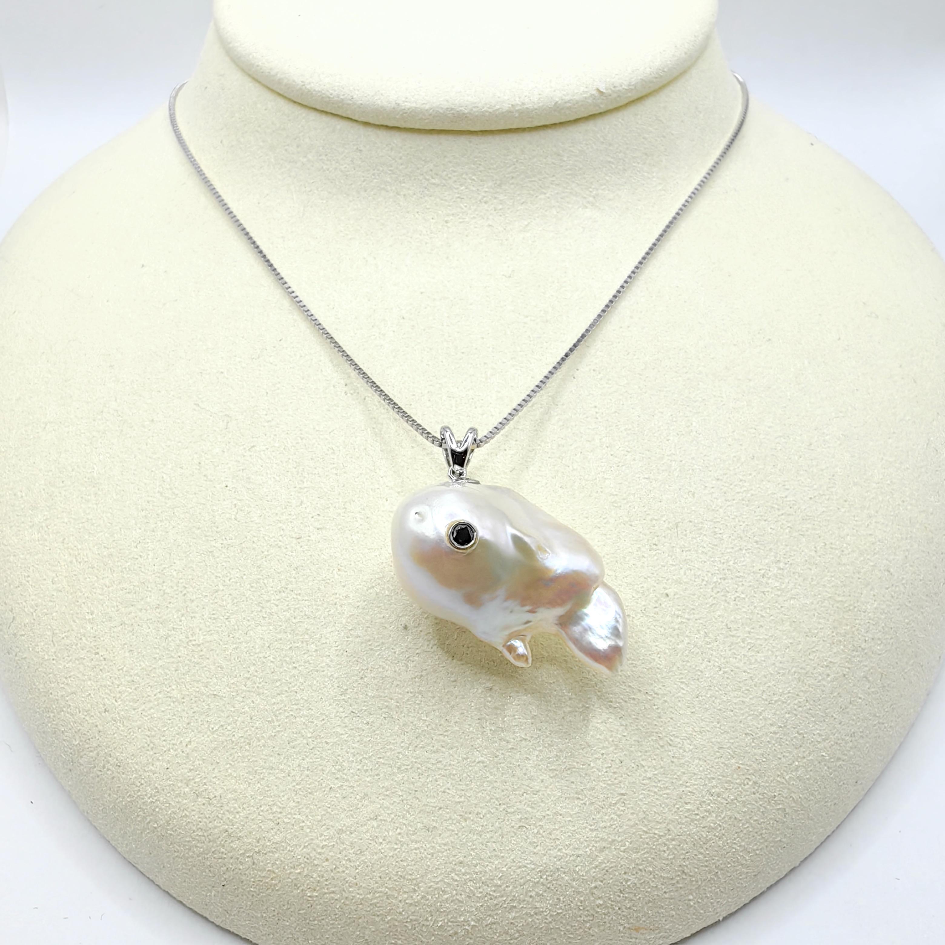 Darling Fish : Pendentif en or blanc 18 carats avec perles baroques et diamants noirs, représentant une carpe koï en train de sauter en vente 1